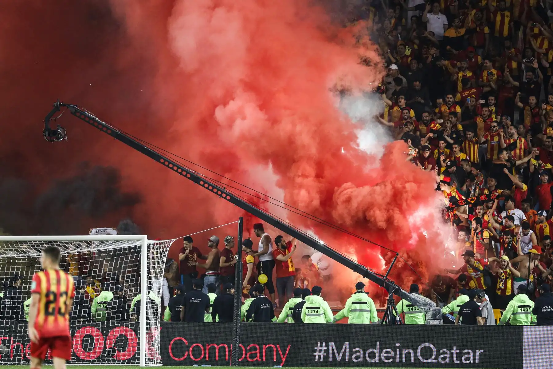 Los fanáticos de Esperance encienden bengalas mientras animan a su equipo durante el partido de fútbol de cuartos de final de la Copa Mundial de Clubes de la FIFA 2019 entre Hilal y Esperance de Tunis.
Foto: AFP