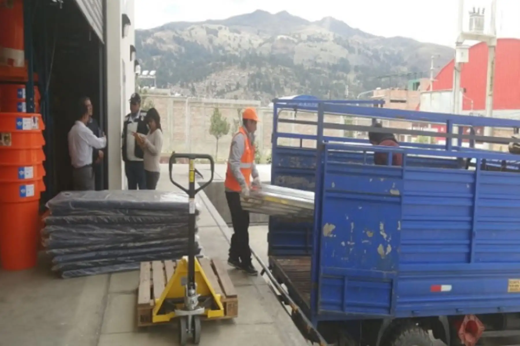 La ayuda humanitaria partió del almacén de avanzada del Gobierno Regional de Áncash y consistió en camas plegables, colchones, frazadas, bobinas de plástico, implementos de cocina y menaje.