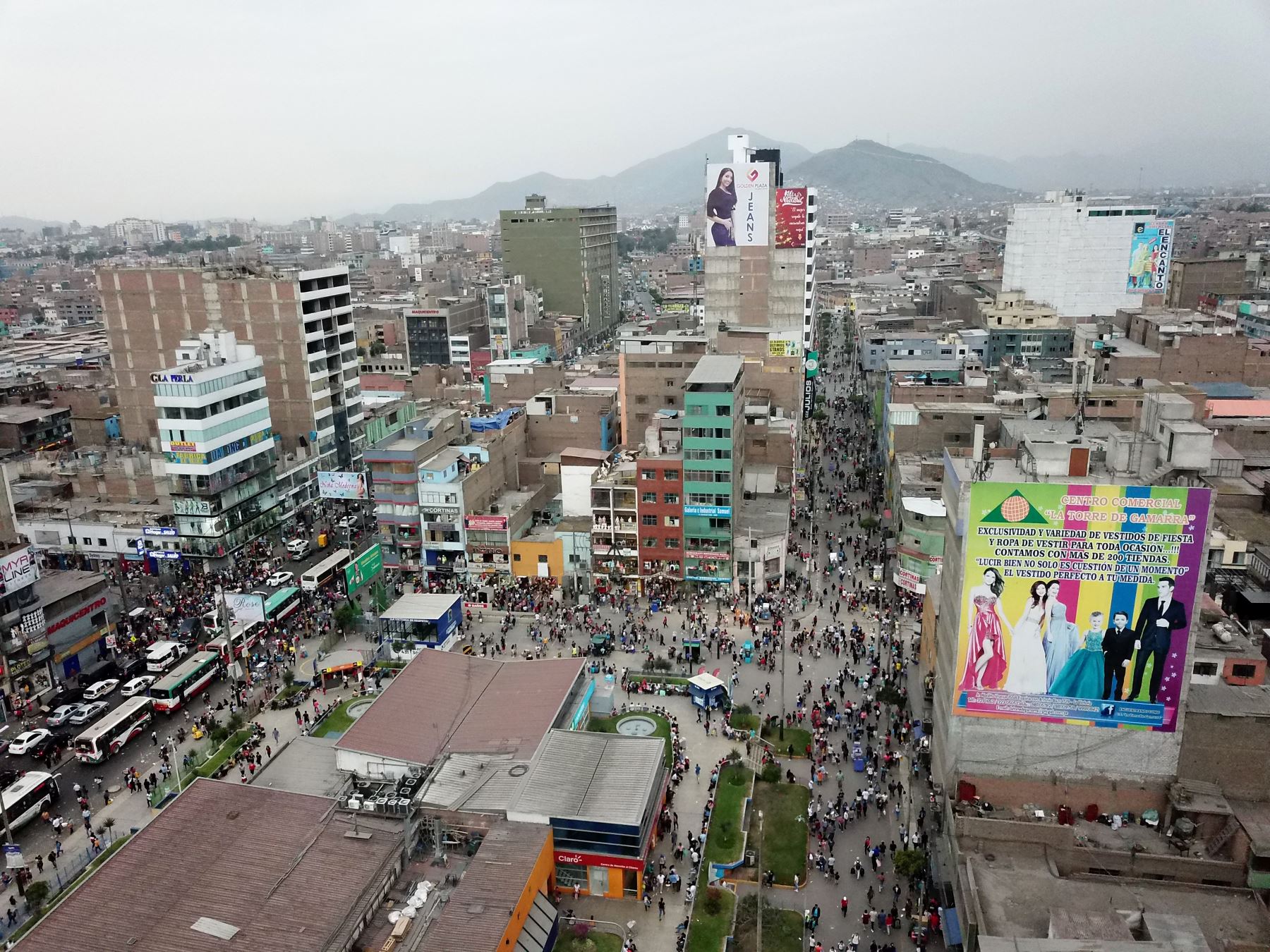Compradores ocupan las calles y las vuelven intransitables e inseguras de  mesa redonda| Galería Fotográfica | Agencia Peruana de Noticias Andina
