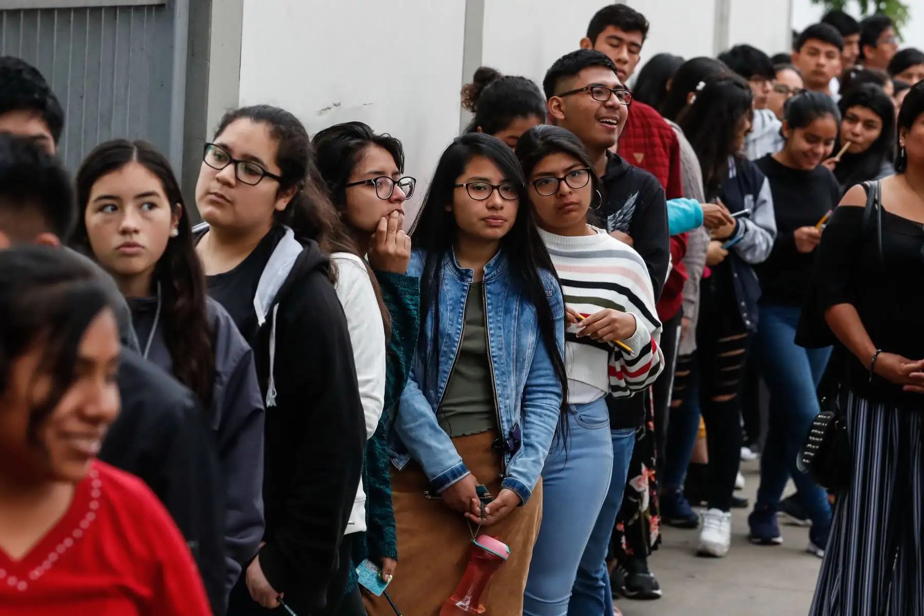 Más de 1,500 jóvenes rindieron Examen Nacional Pronabec para preselección a Beca 18, en colegio Teresa Gonzalez de Fanning. Un total de 71,423 participan a nivel nacional. Foto: ANDINA/Renato Pajuelo