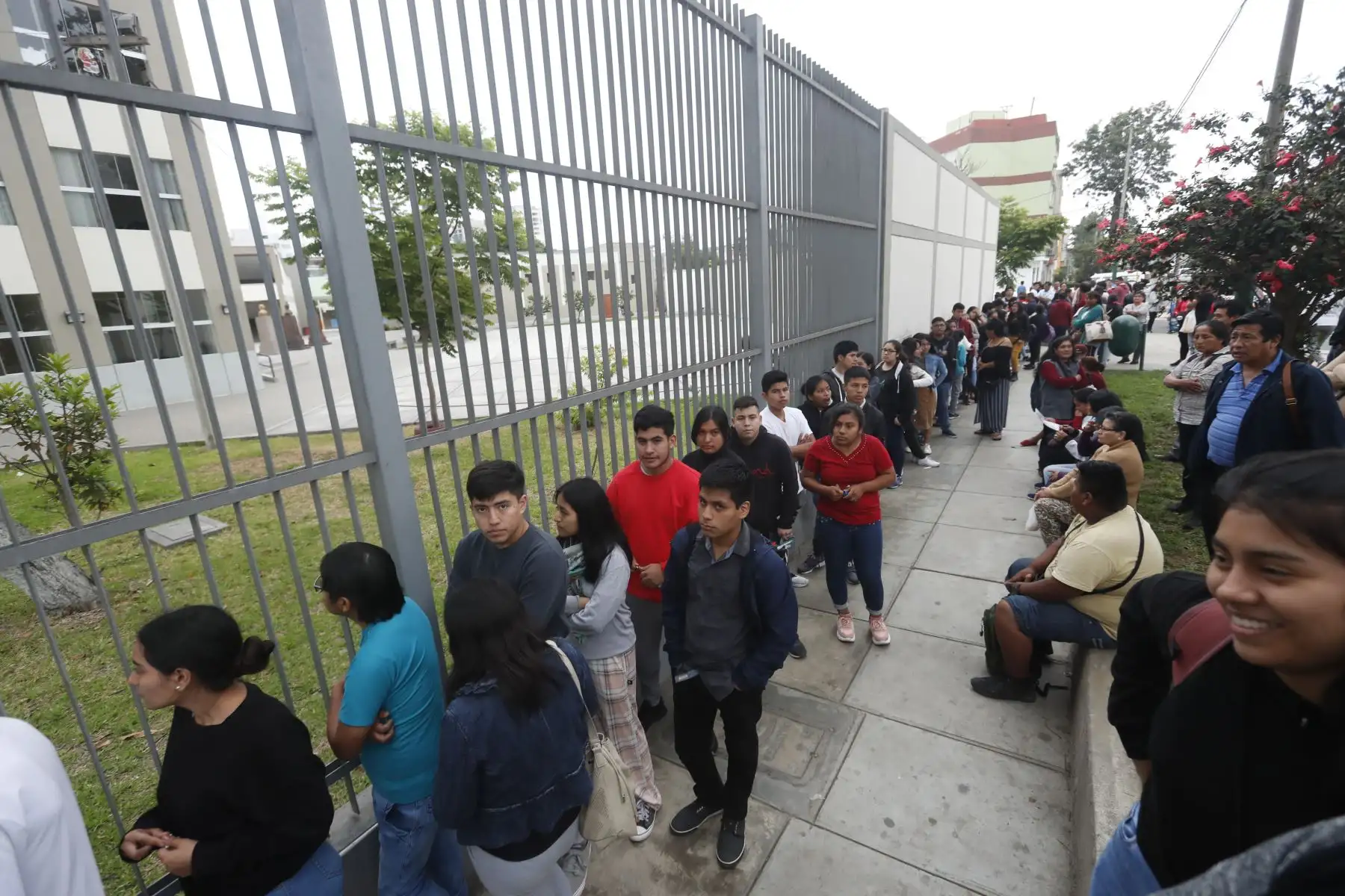 Más de 1,500 jóvenes rindieron Examen Nacional Pronabec para preselección a Beca 18, en colegio Teresa Gonzalez de Fanning. Un total de 71,423 participan a nivel nacional. Foto: ANDINA/Renato Pajuelo
