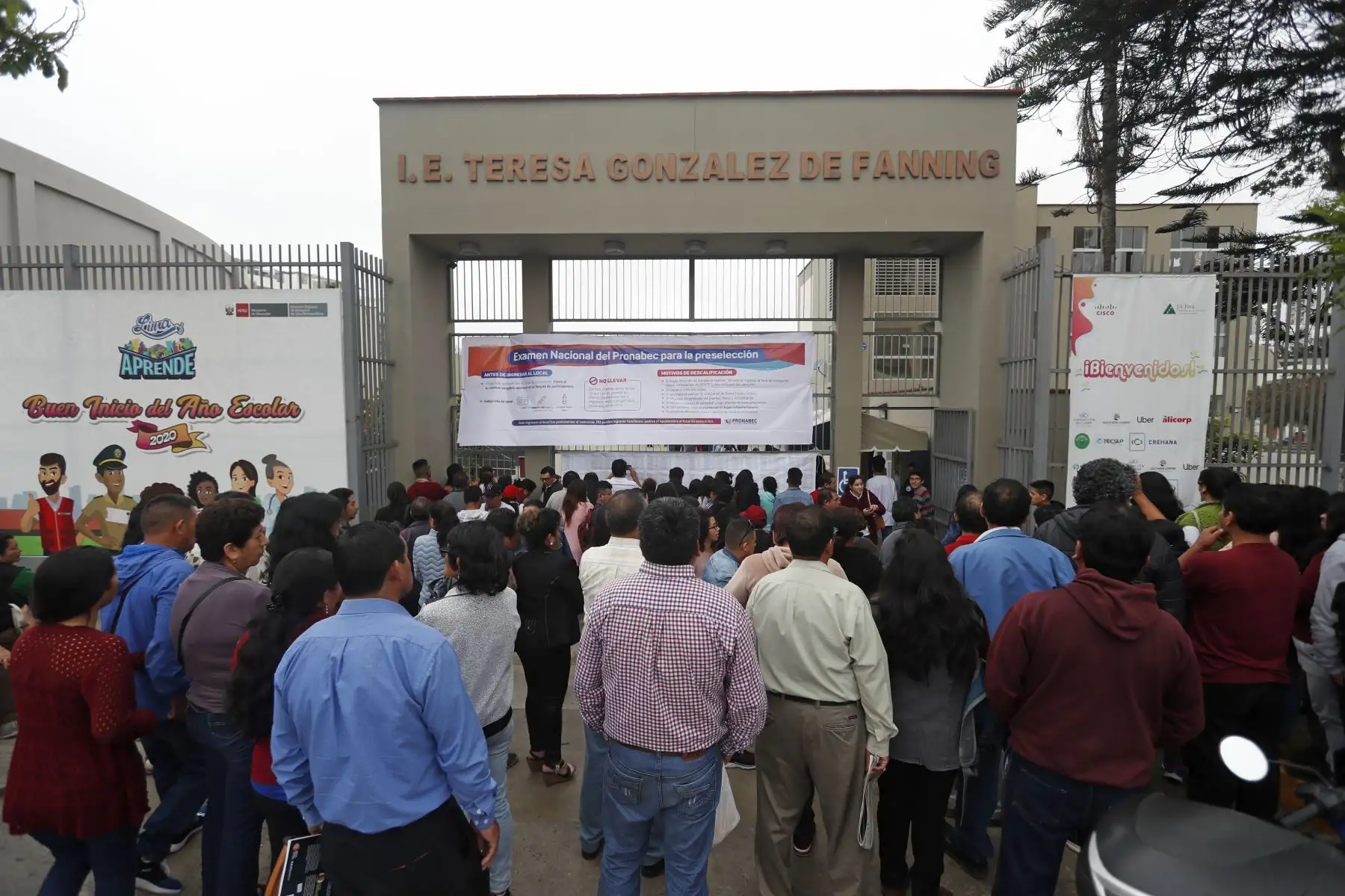 Más de 1,500 jóvenes rindieron Examen Nacional Pronabec para preselección a Beca 18, en colegio Teresa Gonzalez de Fanning. Un total de 71,423 participan a nivel nacional. Foto: ANDINA/Renato Pajuelo