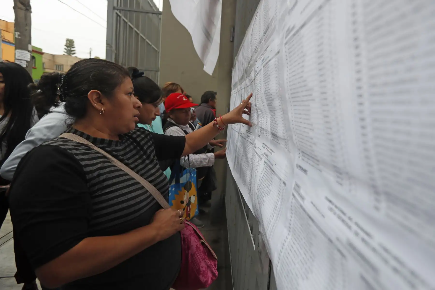 Más de 1,500 jóvenes rindieron Examen Nacional Pronabec para preselección a Beca 18, en colegio Teresa Gonzalez de Fanning. Un total de 71,423 participan a nivel nacional. Foto: ANDINA/Renato Pajuelo