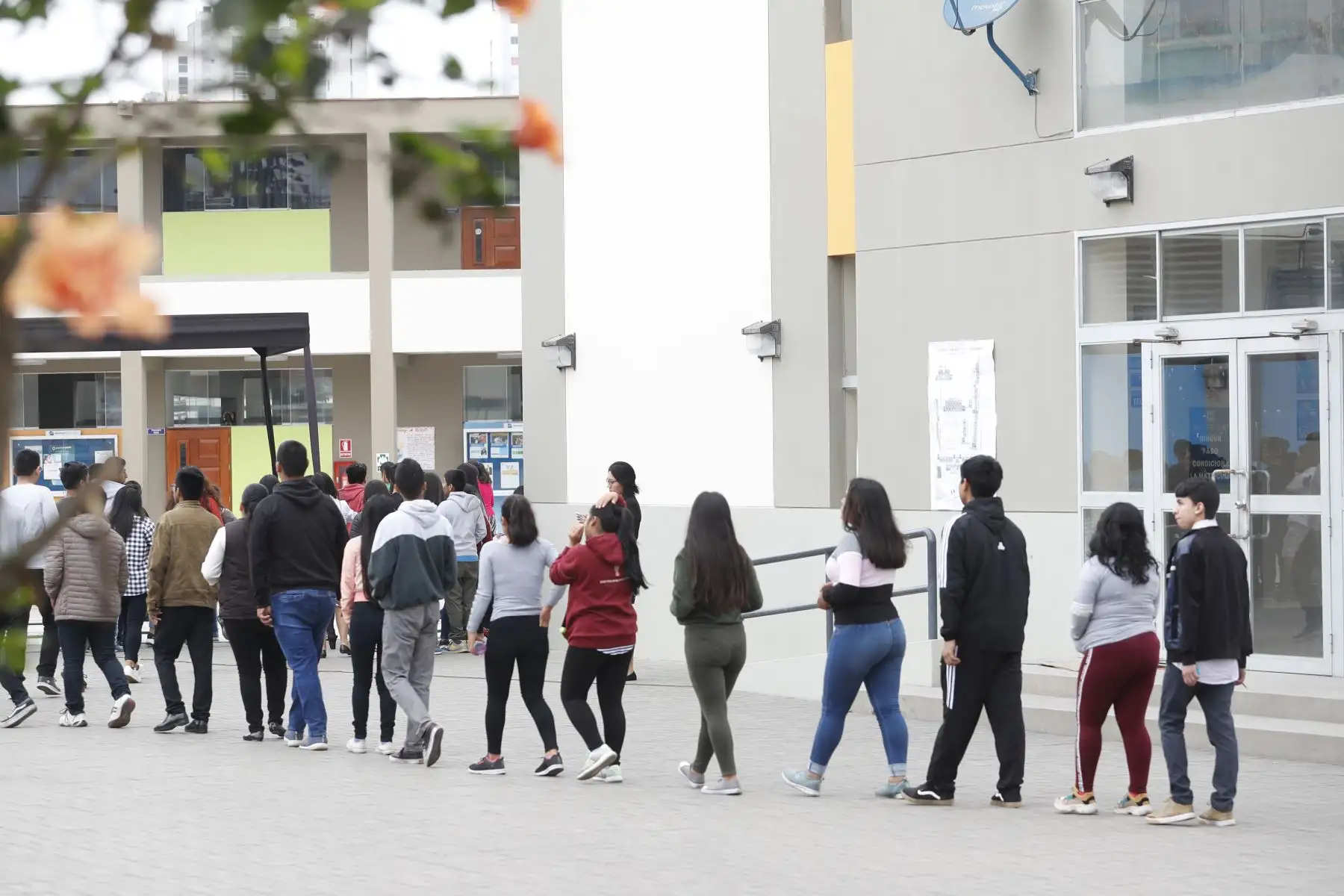 Más de 1,500 jóvenes rindieron Examen Nacional Pronabec para preselección a Beca 18, en colegio Teresa Gonzalez de Fanning. Un total de 71,423 participan a nivel nacional. Foto: ANDINA/Renato Pajuelo