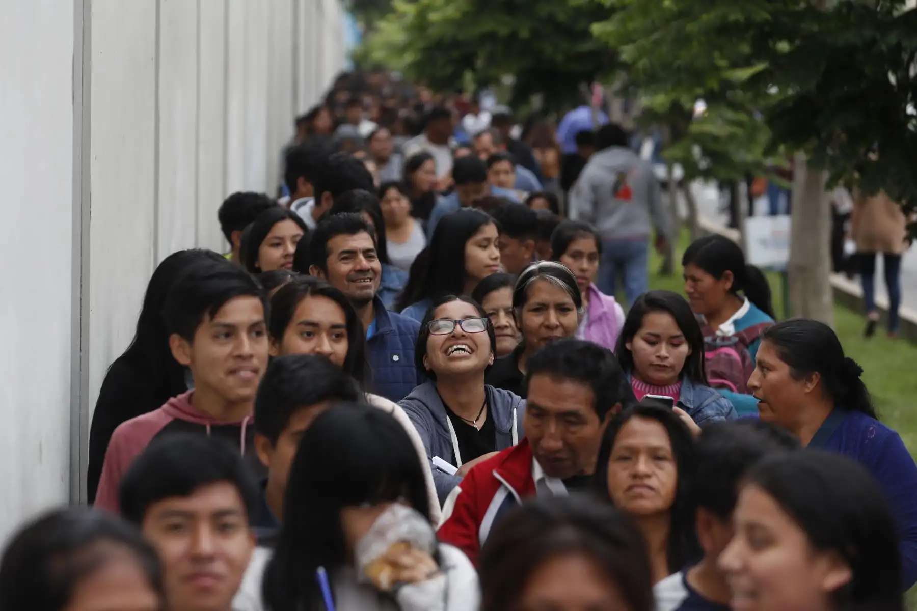 Más de 1,500 jóvenes rindieron Examen Nacional Pronabec para preselección a Beca 18, en colegio Teresa Gonzalez de Fanning. Un total de 71,423 participan a nivel nacional. Foto: ANDINA/Renato Pajuelo