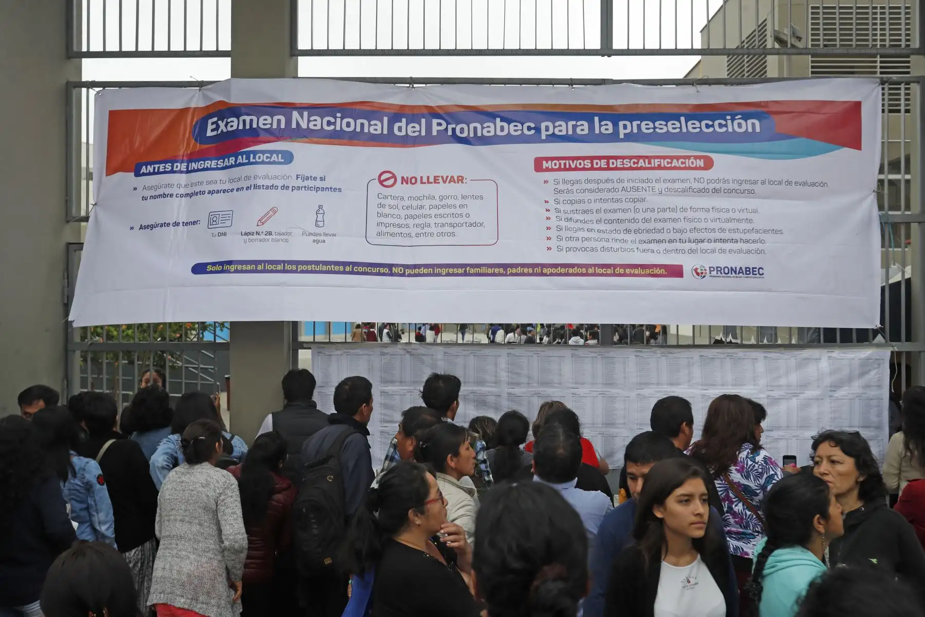 Más de 1,500 jóvenes rindieron Examen Nacional Pronabec para preselección a Beca 18, en colegio Teresa Gonzalez de Fanning. Un total de 71,423 participan a nivel nacional. Foto: ANDINA/Renato Pajuelo