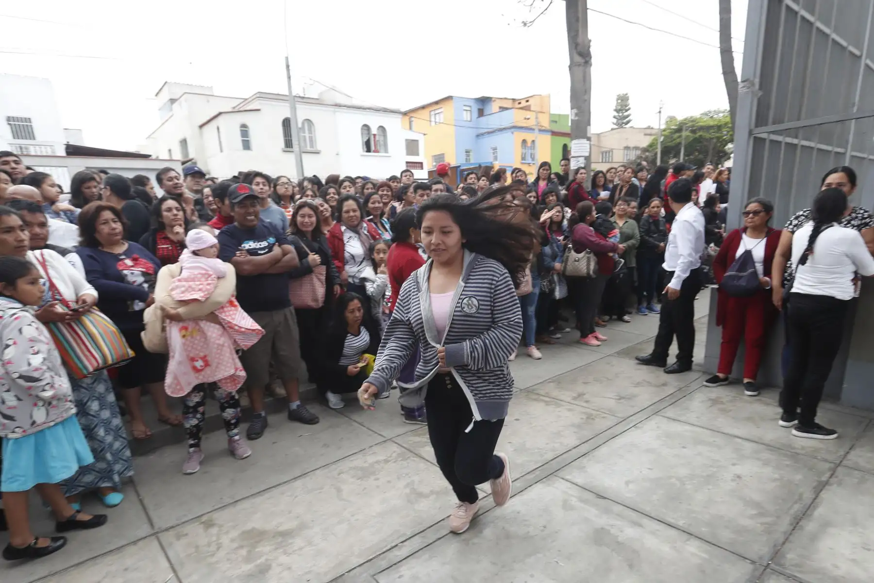 Más de 1,500 jóvenes rindieron Examen Nacional Pronabec para preselección a Beca 18, en colegio Teresa Gonzalez de Fanning. Un total de 71,423 participan a nivel nacional. Foto: ANDINA/Renato Pajuelo