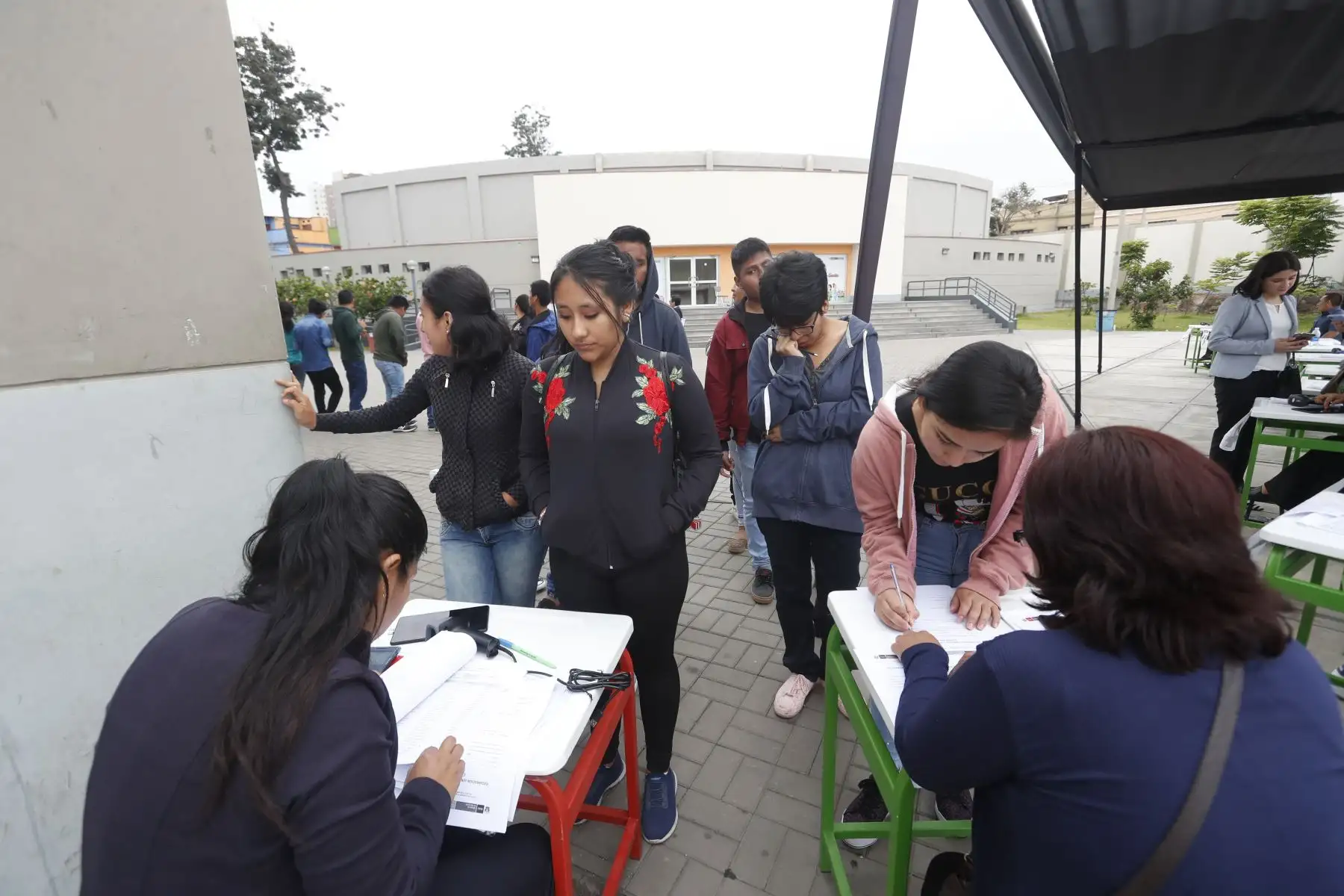 Más de 1,500 jóvenes rindieron Examen Nacional Pronabec para preselección a Beca 18, en colegio Teresa Gonzalez de Fanning. Un total de 71,423 participan a nivel nacional. Foto: ANDINA/Renato Pajuelo