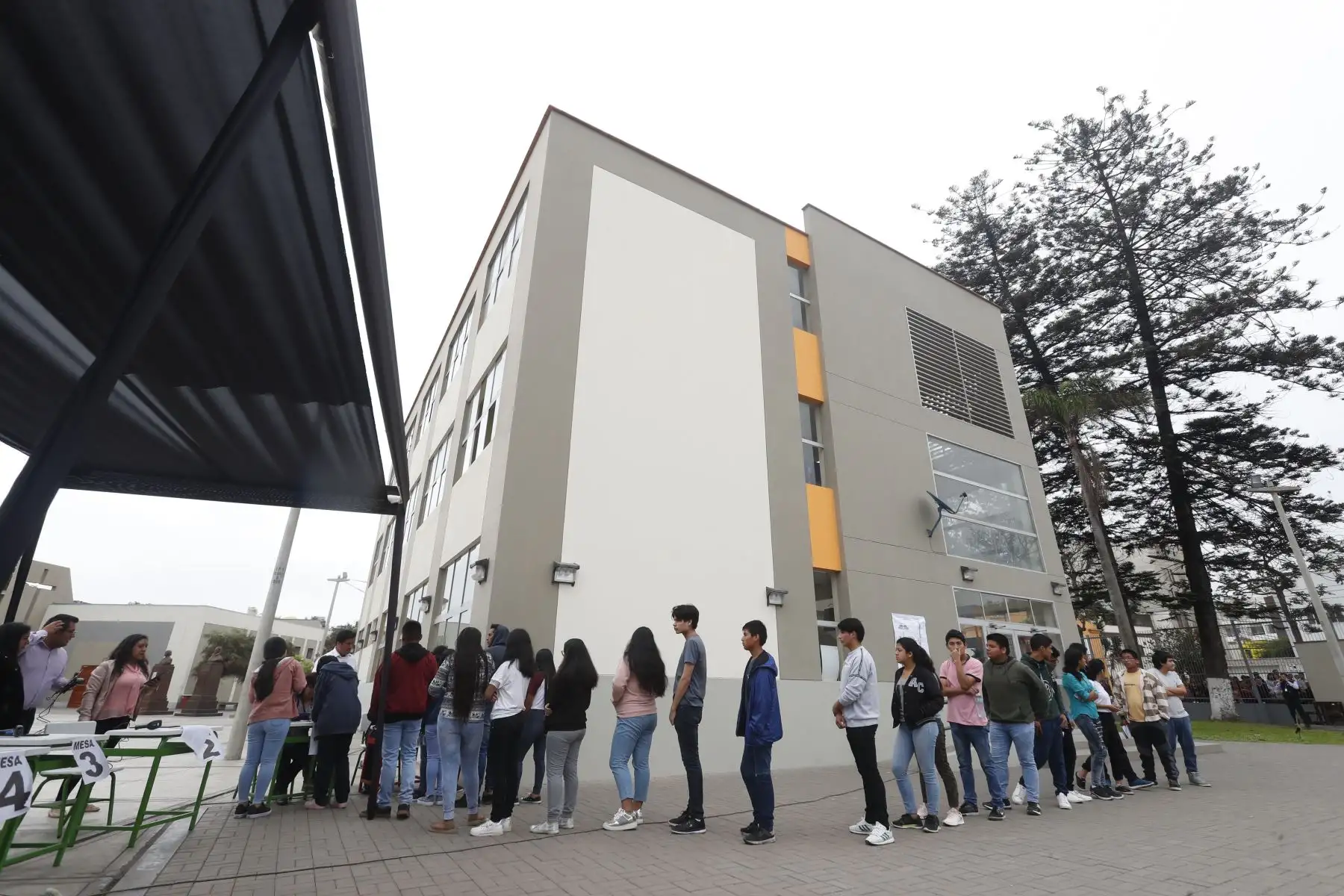 Más de 1,500 jóvenes rindieron Examen Nacional Pronabec para preselección a Beca 18, en colegio Teresa Gonzalez de Fanning. Un total de 71,423 participan a nivel nacional. Foto: ANDINA/Renato Pajuelo