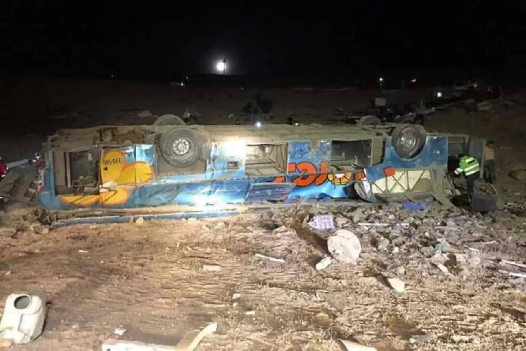 Así quedó el ómnibus de la empresa Flores Hermanos de placa Z6U-965 que cayó a un abismo en la provincia de Camaná, región Arequipa.