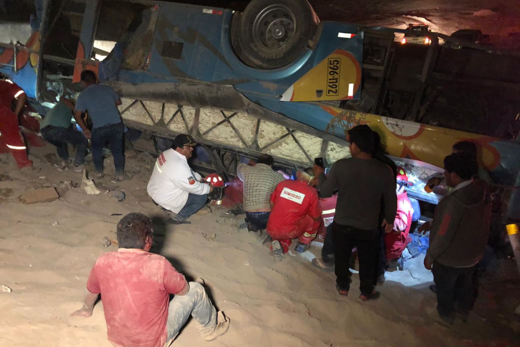 Así quedó el ómnibus de la empresa Flores Hermanos de placa Z6U-965 que cayó a un abismo en la provincia de Camaná, región Arequipa.