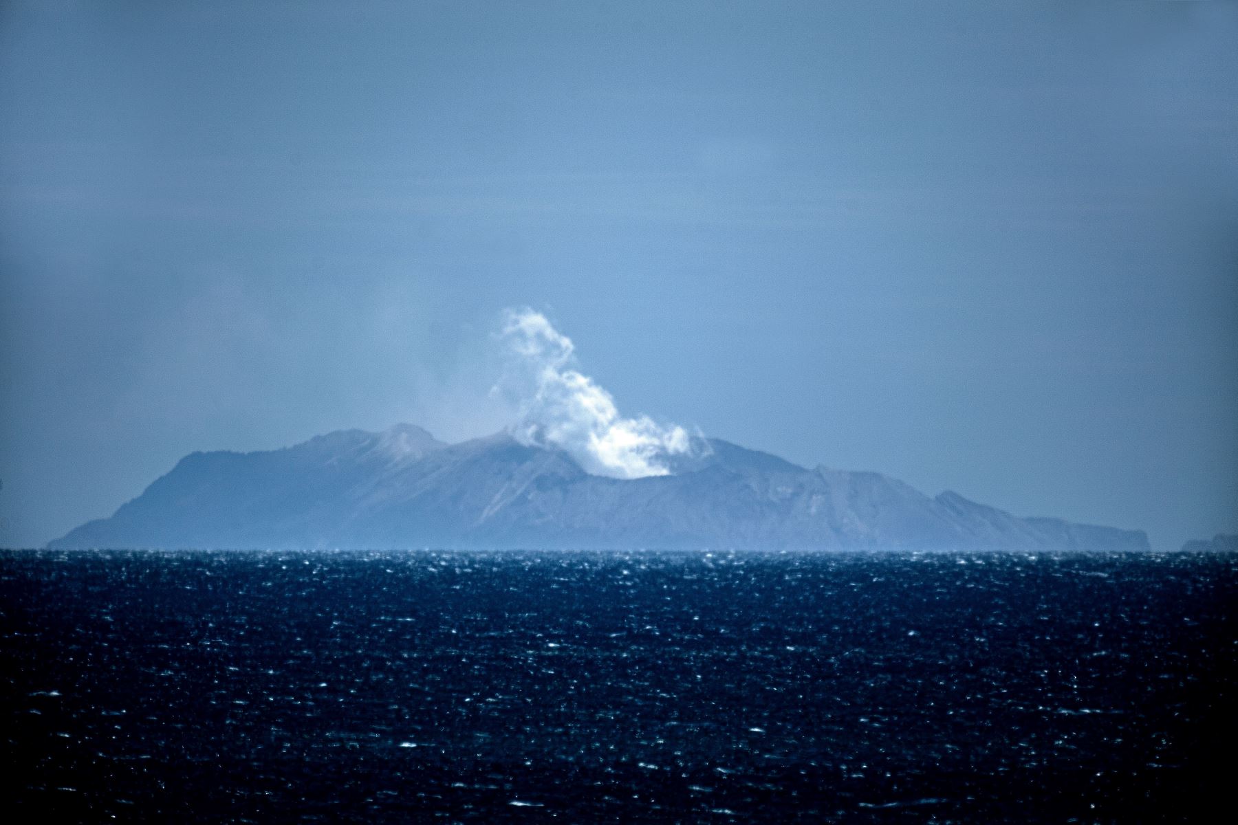 El vapor sale del volcán White Island en Whakatane, después de una erupción volcánica. Foto: AFP