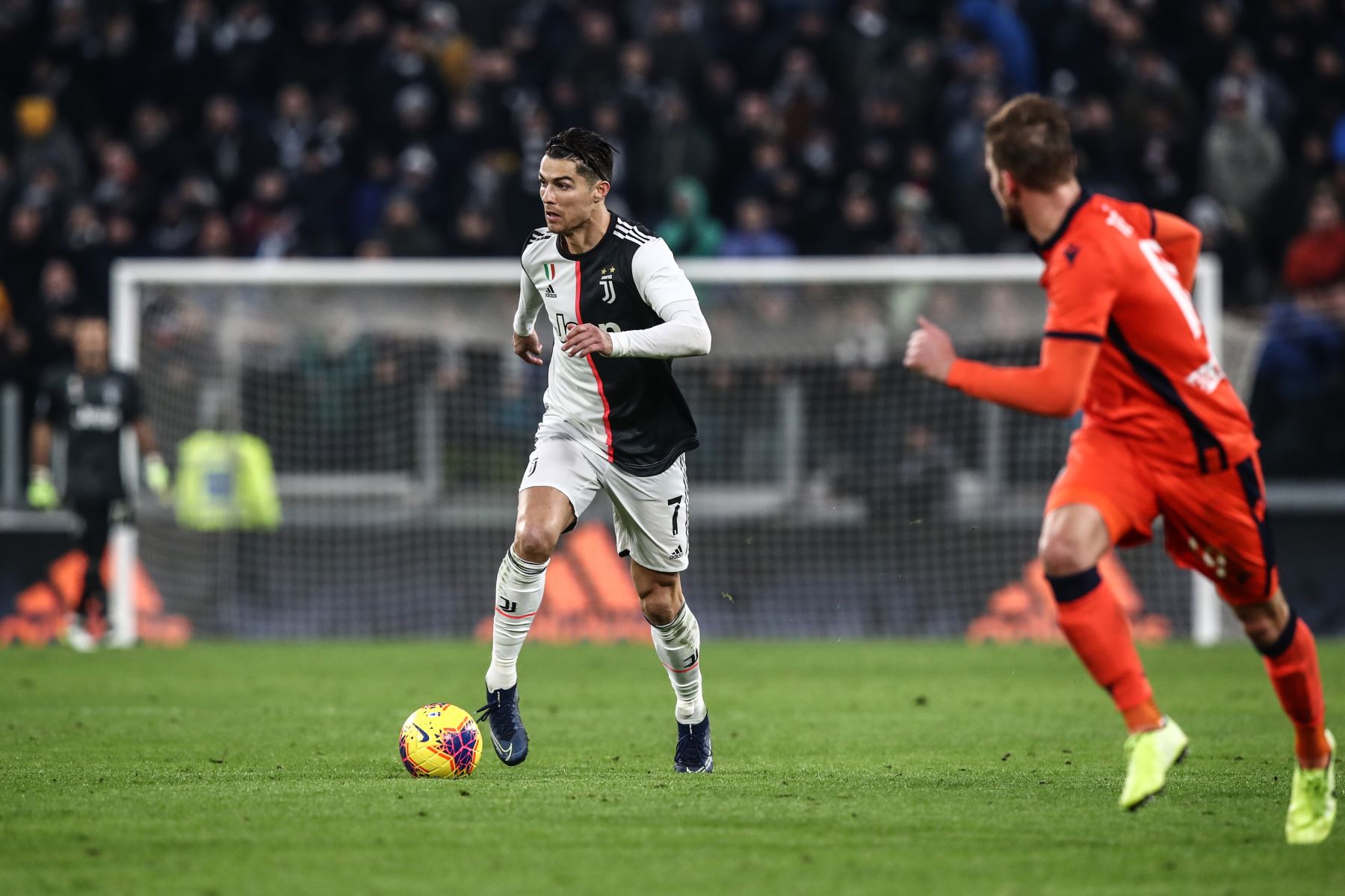 El delantero portugués de la Juventus, Cristiano Ronaldo, corre con el balón durante el partido de fútbol de la Serie A italiana Juventus vs Udinese.
Foto: AFP