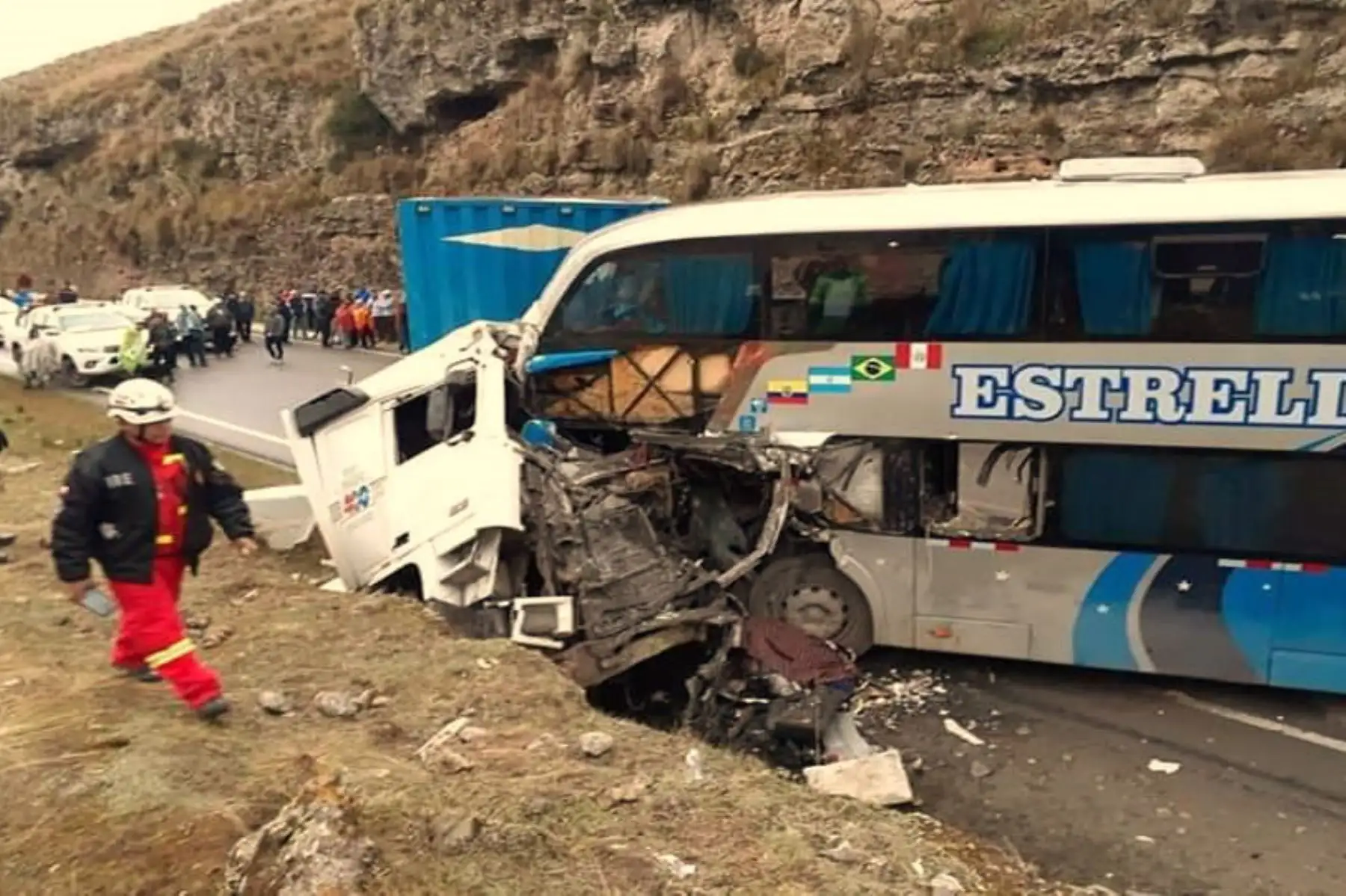 Un ómnibus interprovincial colisionó hoy contra un semitráiler en el kilómetro 31+400 del tramo Pasco-La Oroya de la carretera Central.