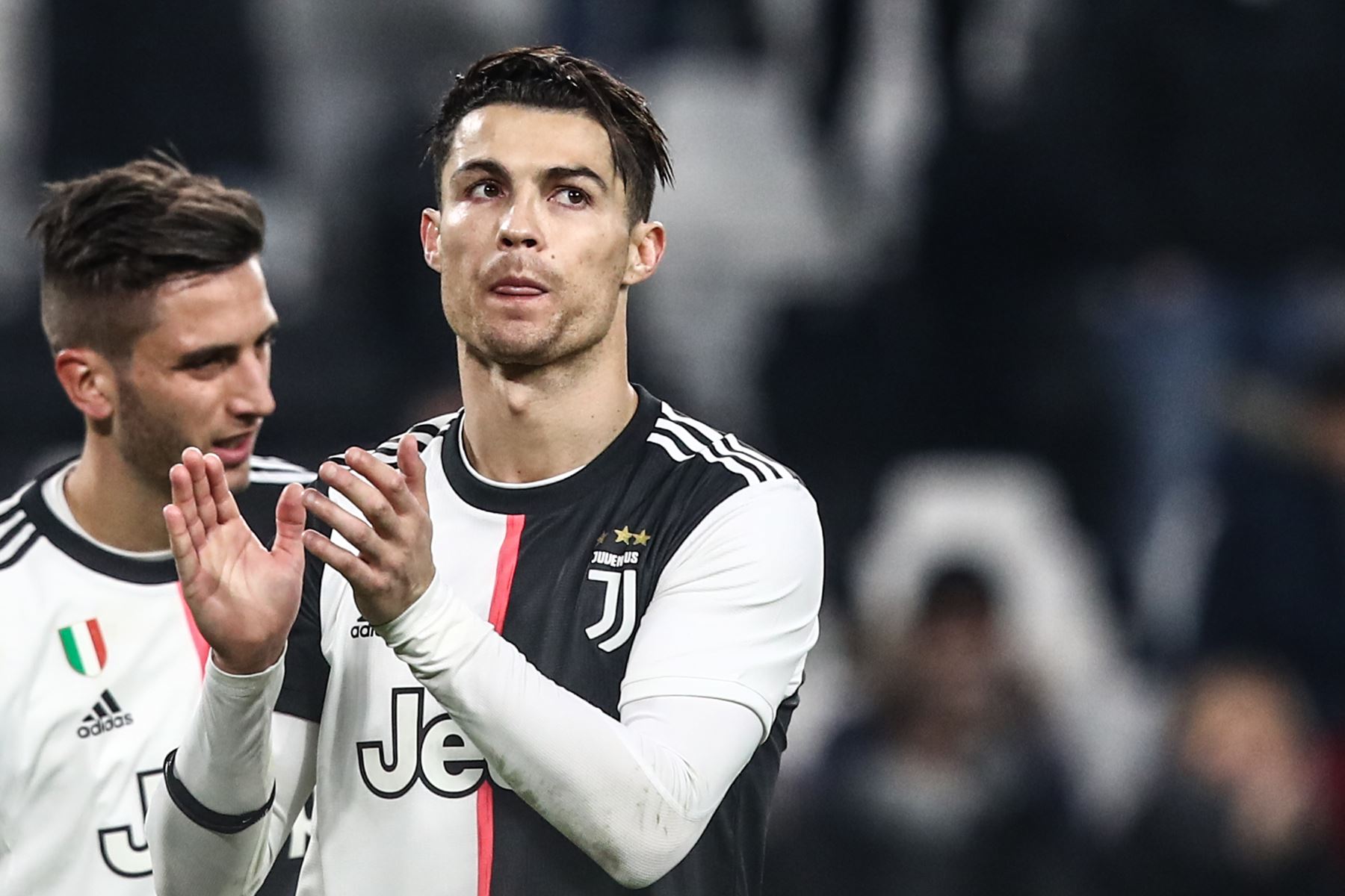 El delantero portugués de la Juventus, Cristiano Ronaldo, reconoce al público al final del partido de fútbol de la Serie A italiana Juventus vs Udinese.
Foto: AFP