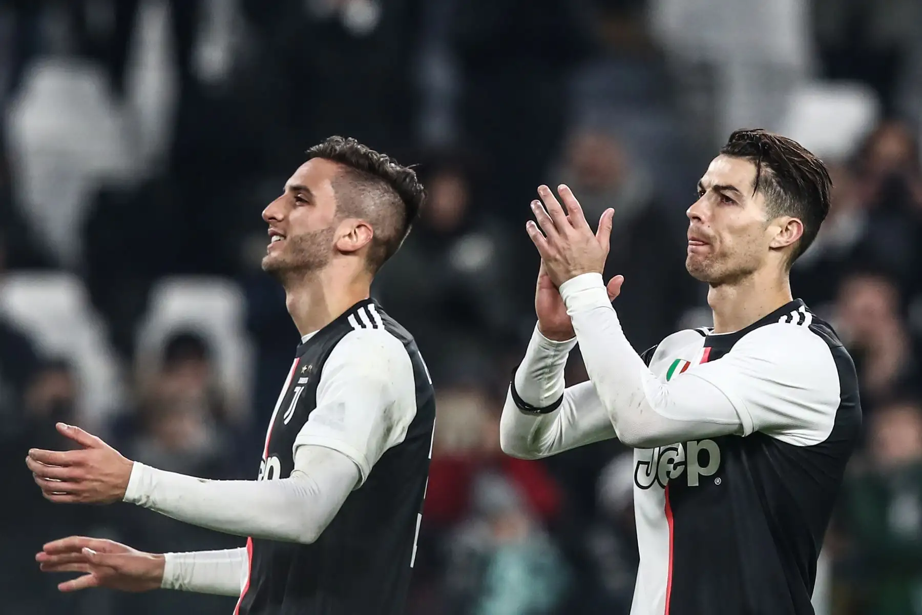 El centrocampista uruguayo de la Juventus Rodrigo Bentancur (izq.) Y el delantero portugués de la Juventus Cristiano Ronaldo reconocen al público al final del partido de fútbol de la Serie A italiana Juventus vs Udinese.
Foto: AFP