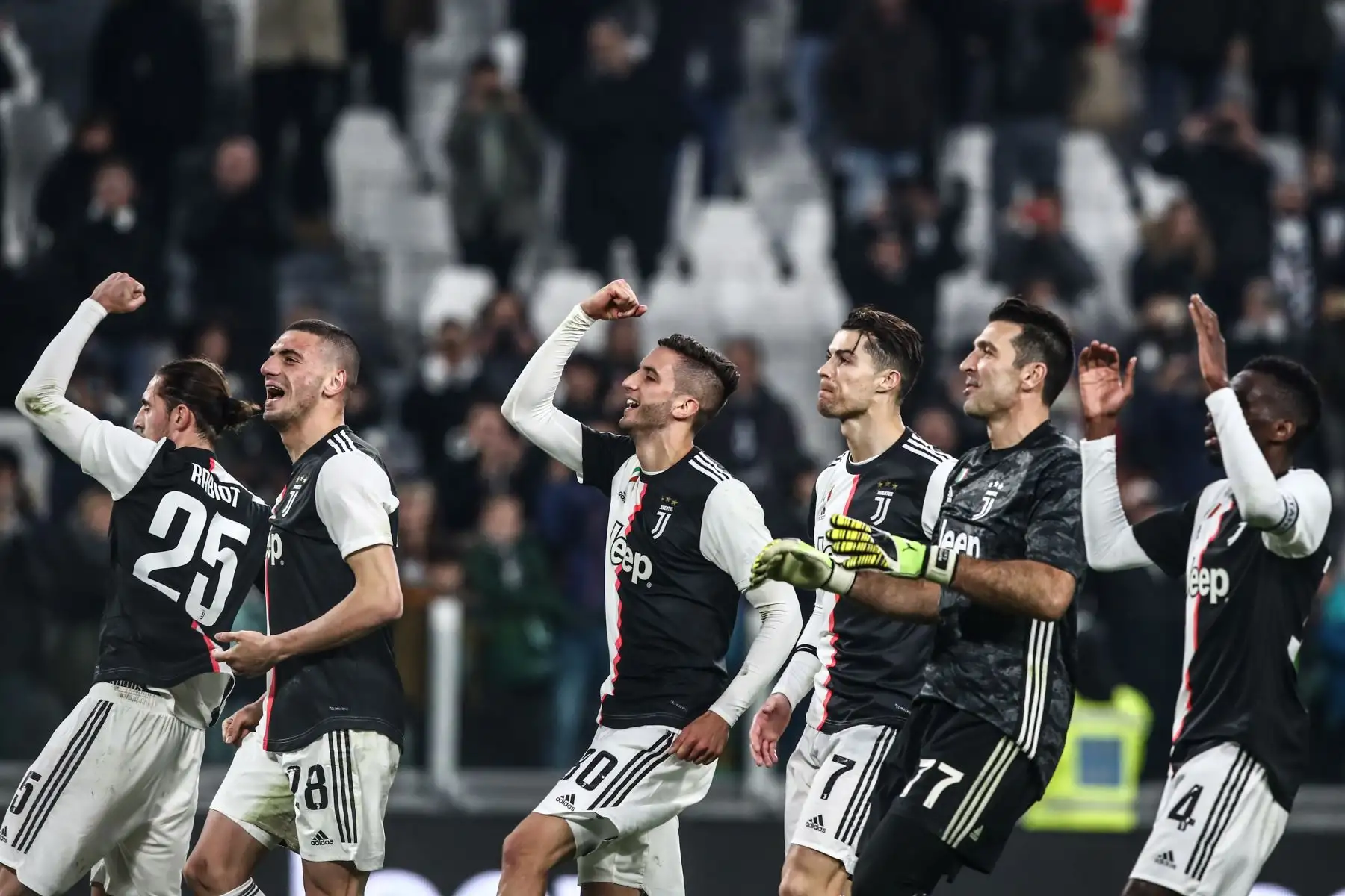El centrocampista francés de la Juventus Adrien Rabiot, el defensor turco de la Juventus Merih Demiral, el centrocampista uruguayo de la Juventus Rodrigo Bentancur, el delantero portugués de la Juventus Cristiano Ronaldo, el portero italiano de la Juventus Gianluigi Buffon y el mediocampista francés de la Juventus Blaise Matuidi reconocen al público en el final del partido de fútbol de la Serie A italiana Juventus vs Udinese.Foto: AFP