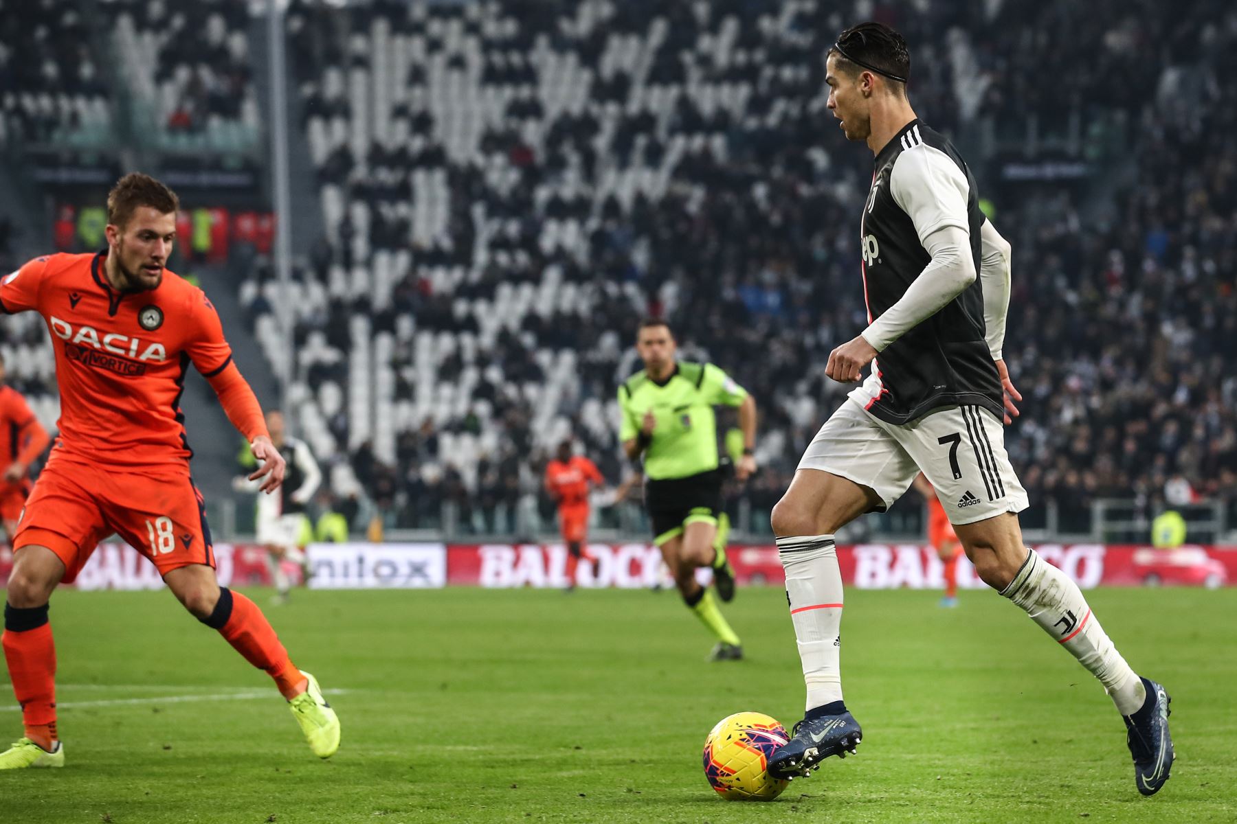 El delantero portugués de la Juventus, Cristiano Ronaldo , desafía al defensor holandés del Udinese durante el partido de fútbol de la Serie A italiana Juventus vs Udinese.
Foto: AFP