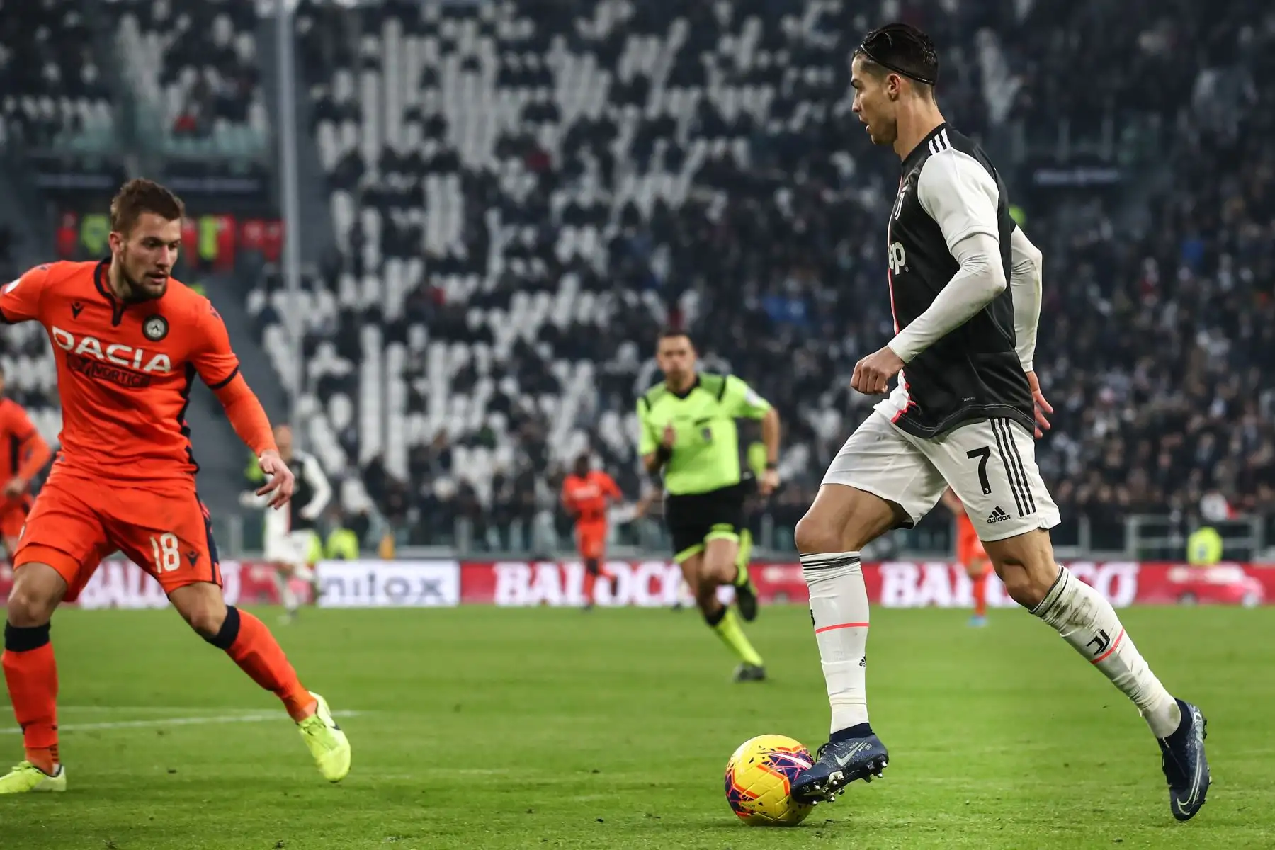 El delantero portugués de la Juventus, Cristiano Ronaldo , desafía al defensor holandés del Udinese durante el partido de fútbol de la Serie A italiana Juventus vs Udinese.
Foto: AFP