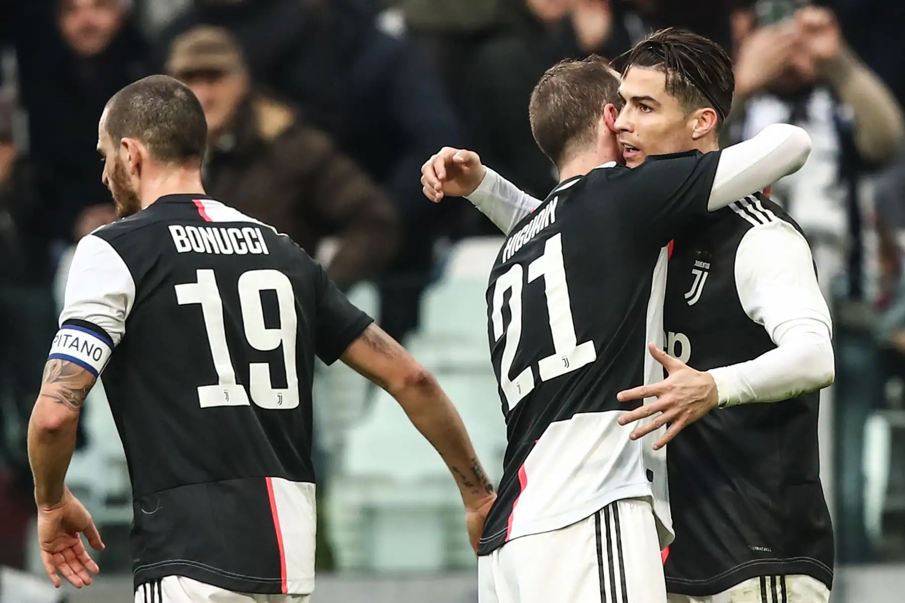 El delantero portugués de la Juventus, Cristiano Ronaldo (R), celebra con el delantero argentino de la Juventus, Gonzalo Higuaín, después de anotar durante el partido de fútbol de la Serie A italiana Juventus vs Udinese.
Foto: AFP