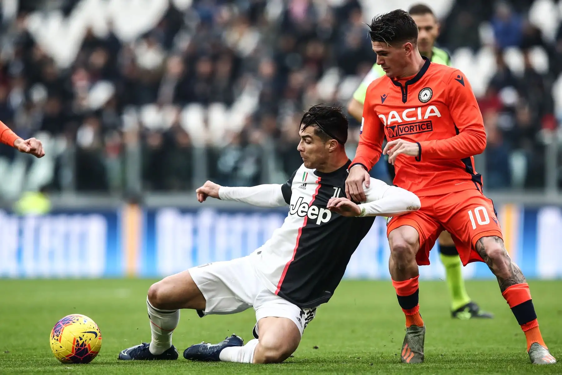 El delantero portugués de la Juventus, Cristiano Ronaldo, detiene al delantero argentino de Udinese Rodrigo de Paul durante el partido de fútbol de la Serie A italiana Juventus vs Udinese.
Foto: AFP