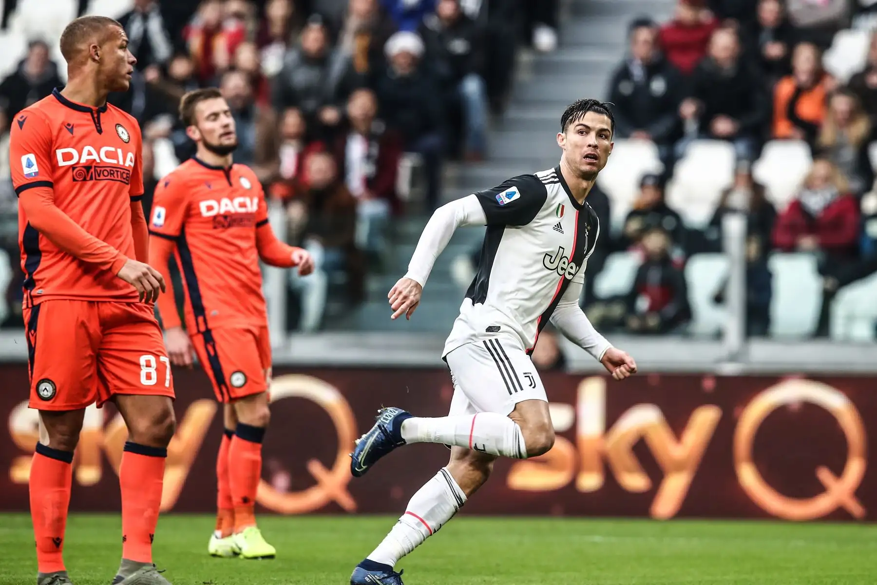 El delantero portugués de la Juventus, Cristiano Ronaldo, celebra después de abrir el marcador durante el partido de fútbol de la Serie A italiana Juventus vs Udinese.
Foto: AFP