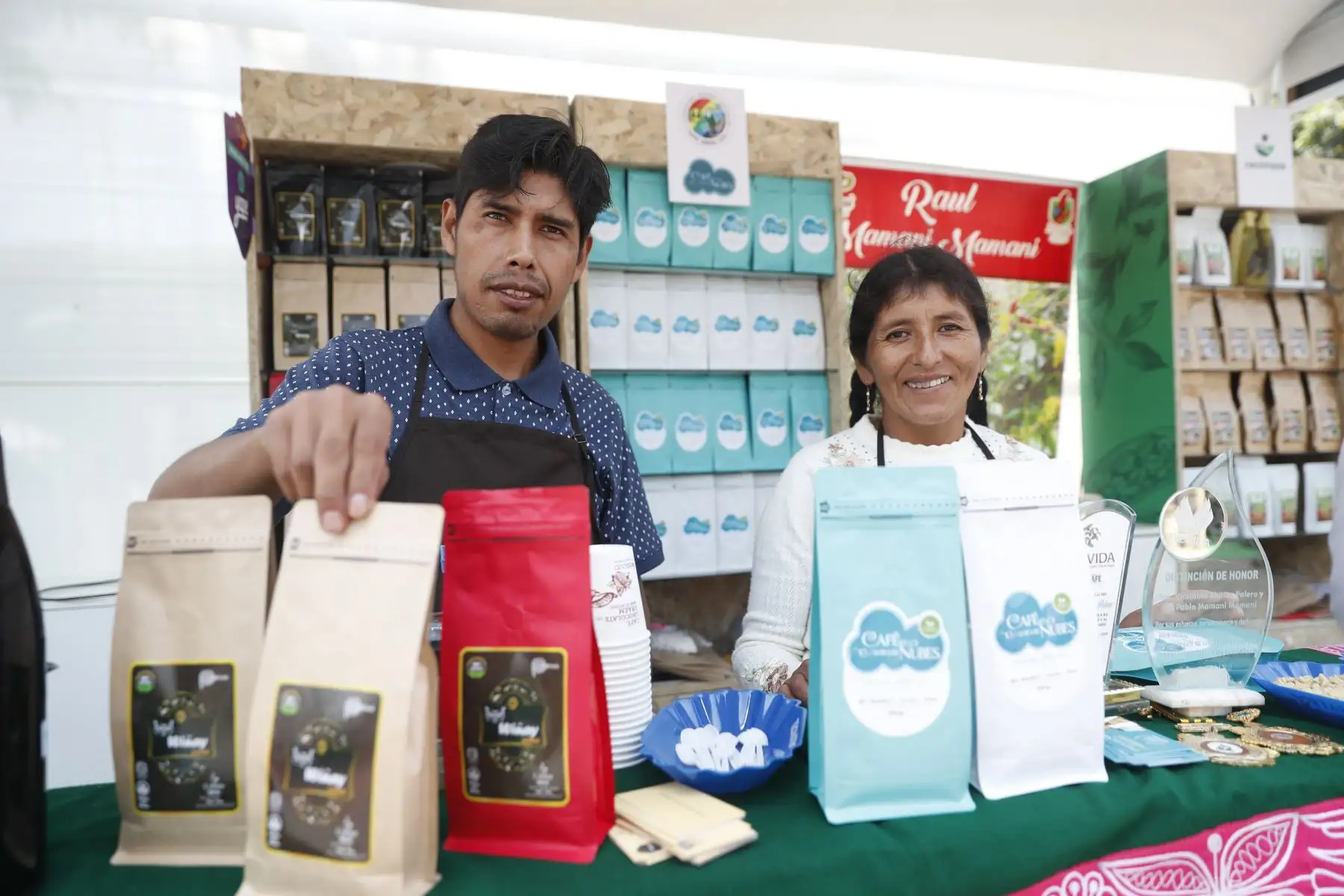 Ruben Cauna y Vicentina Phocco de Puno exhiben sus productos a base de cacao en Expovraem 2019 desarrollado en Parque La Muralla. Foto: ANDINA/Renato Pajuelo