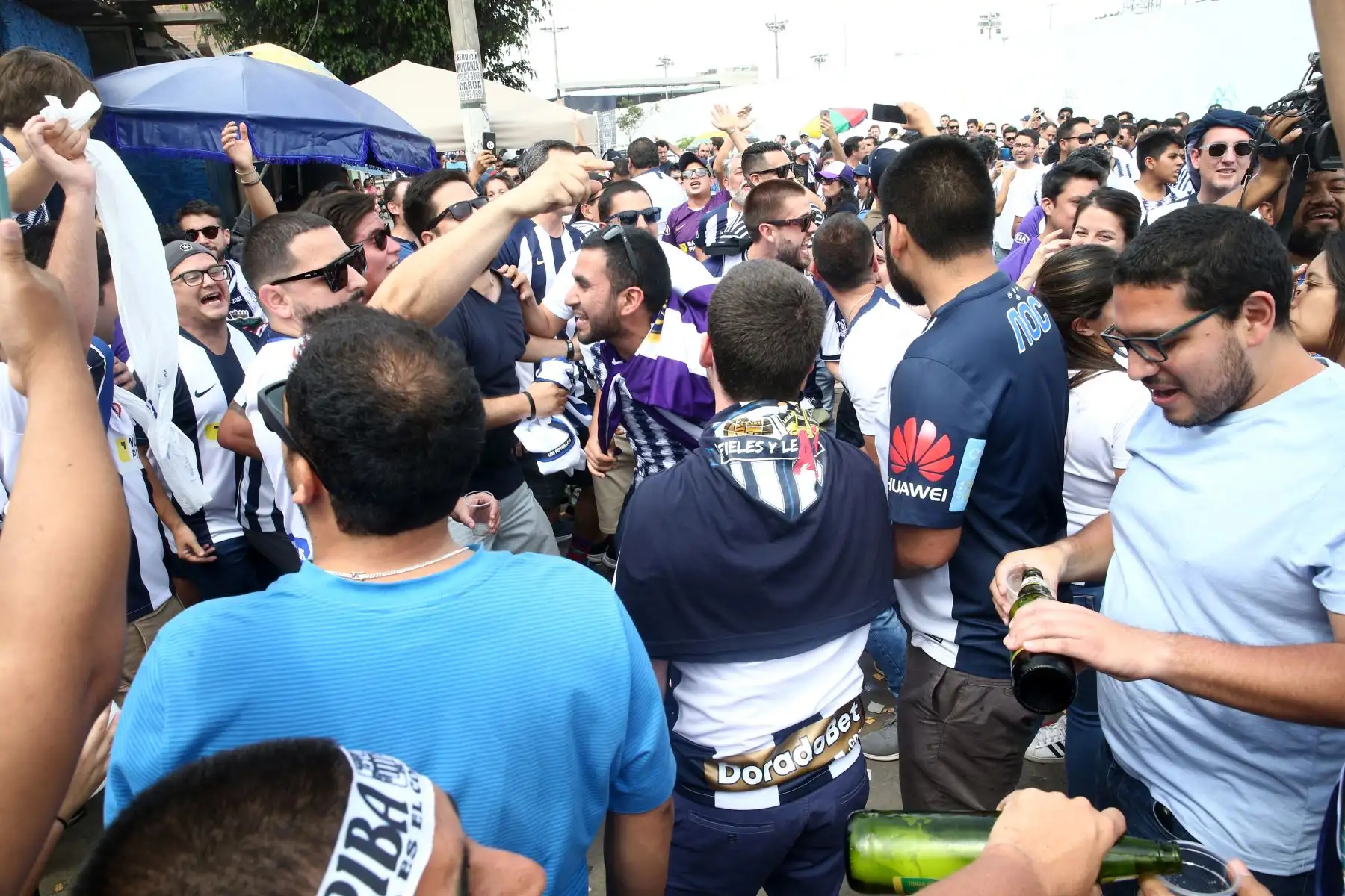 Imágenes previas al partido entre Alianza Lima y Binacional, que disputan la final del fútbol peruano por la Liga 1. 
Foto: ANDINA/Vidal Tarqui
