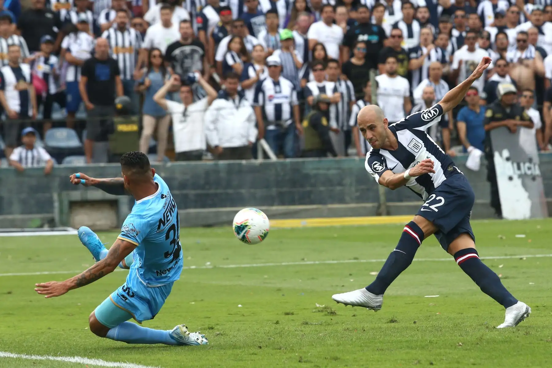 Federico Rodriguez de Alianza Lima se enfrenta al Binacional por  la gran final del fútbol peruano en el estadio Alejandro Villanueva.
Foto: ANDINA/Vidal Tarqui
