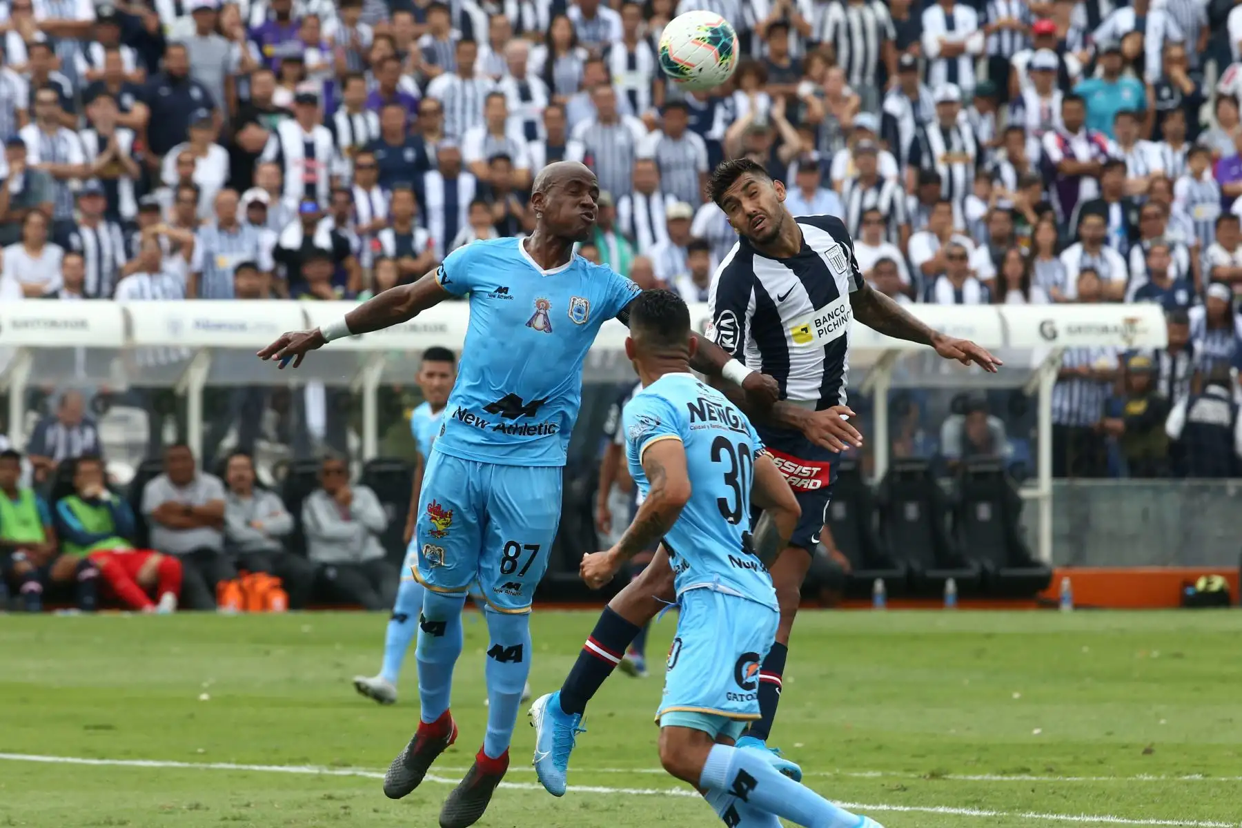 Alianza Lima se enfrenta al Binacional por  la gran final del fútbol peruano en el estadio Alejandro Villanueva.
Foto: ANDINA/Vidal Tarqui