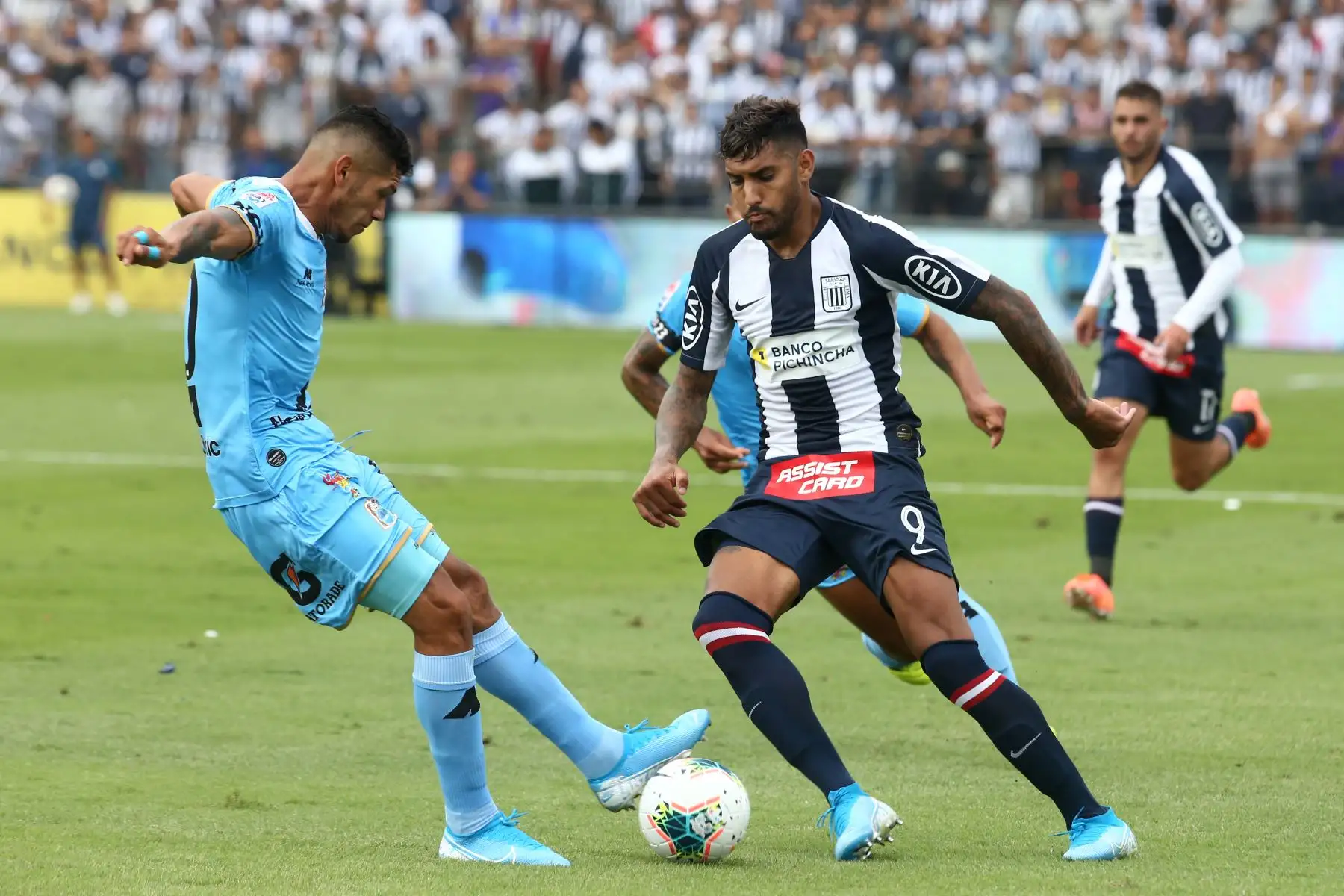 Adrián Balboa de Alianza Lima se enfrenta al Binacional por  la gran final del fútbol peruano en el estadio Alejandro Villanueva.
Foto: ANDINA/Vidal Tarqui