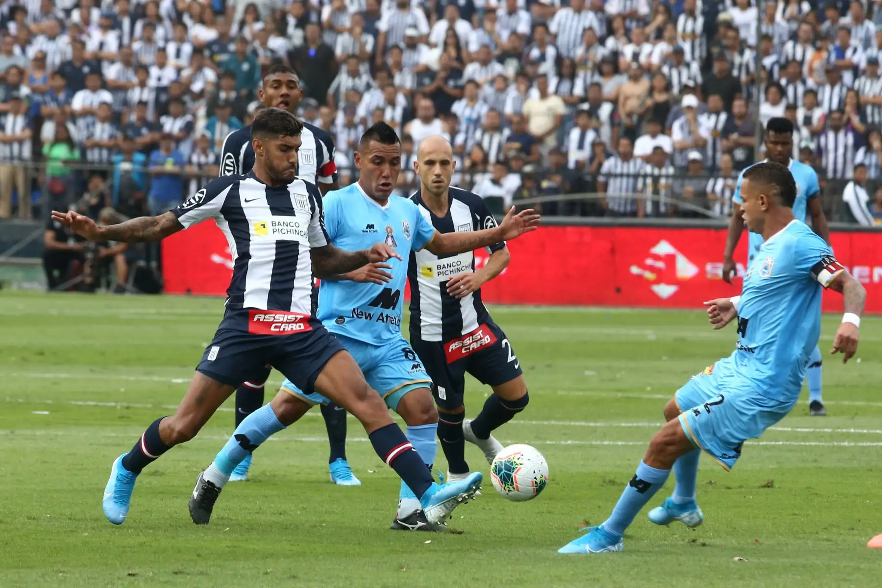 Alianza Lima se enfrenta al Binacional por  la gran final del fútbol peruano en el estadio Alejandro Villanueva.
Foto: ANDINA/Vidal Tarqui
