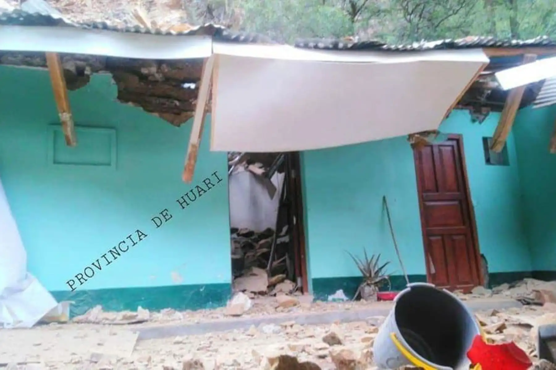 La comisaría de Huaytuna, ubicada en la provincia ancashina de Huari, quedó inhabitable por un derrumbe producto de las lluvias. Foto: Cortesía/Provincia de Huari