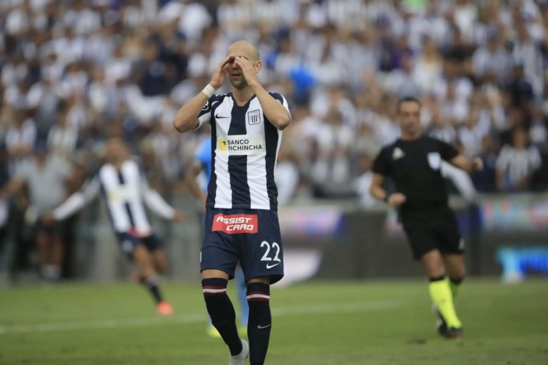 Federico Rodriguez de Alianza Lima se lamenta ante un gol perdido frente al Binacional por  la gran final del fútbol peruano en el estadio Alejandro Villanueva.
Foto: ANDINA / Juan Carlos Guzmán