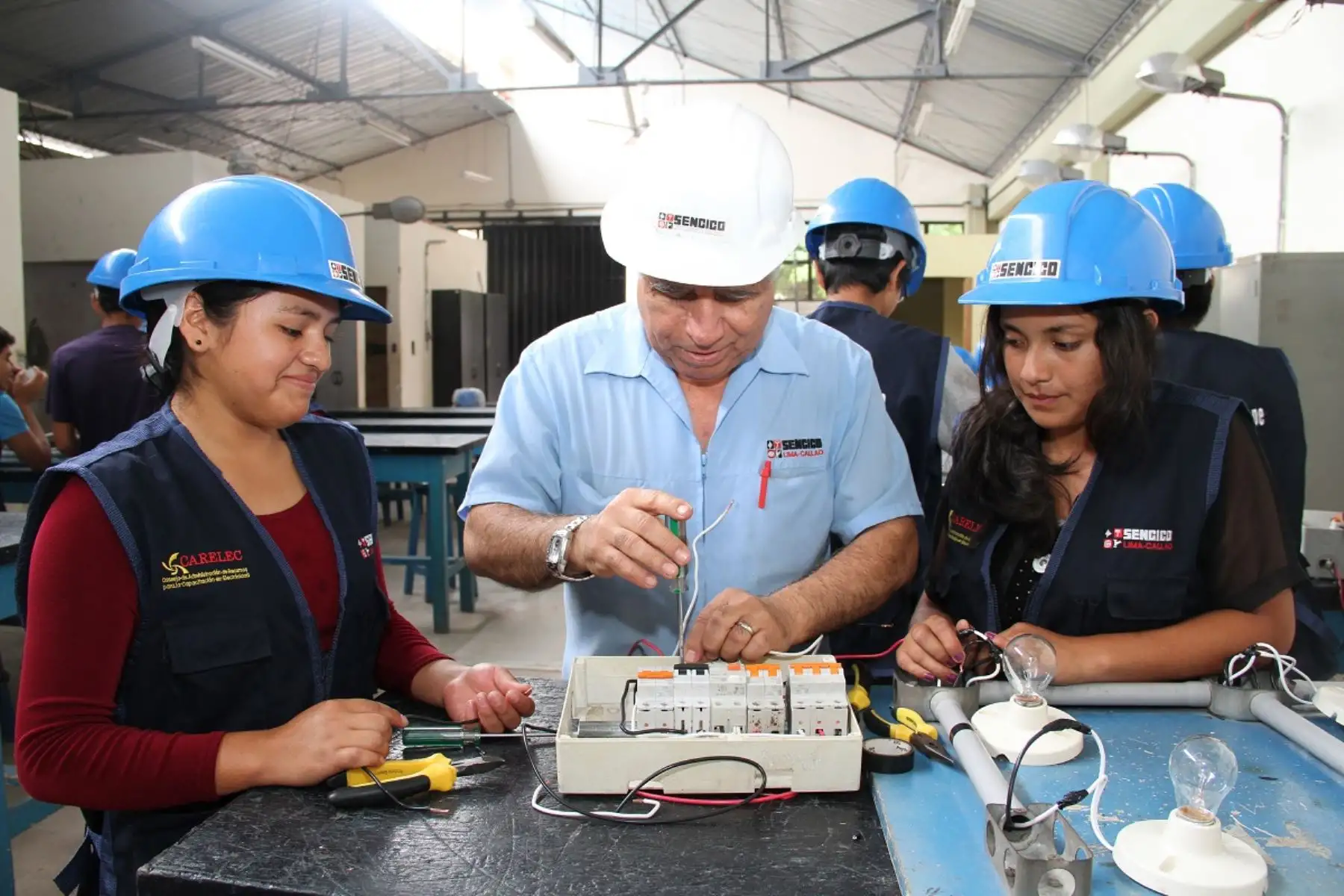Mujeres capacitándose en construcción. Foto: Cortesía.