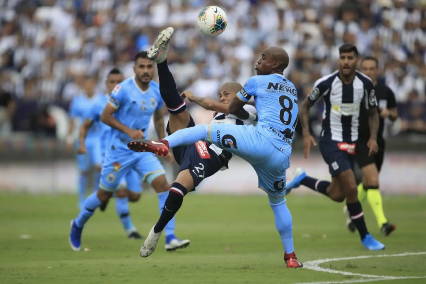 Kevin Quevedo de Alianza Lima se enfrenta a jugadores de Binacional por  la gran final del fútbol peruano en el estadio Alejandro Villanueva.
Foto: ANDINA / Juan Carlos Guzmán