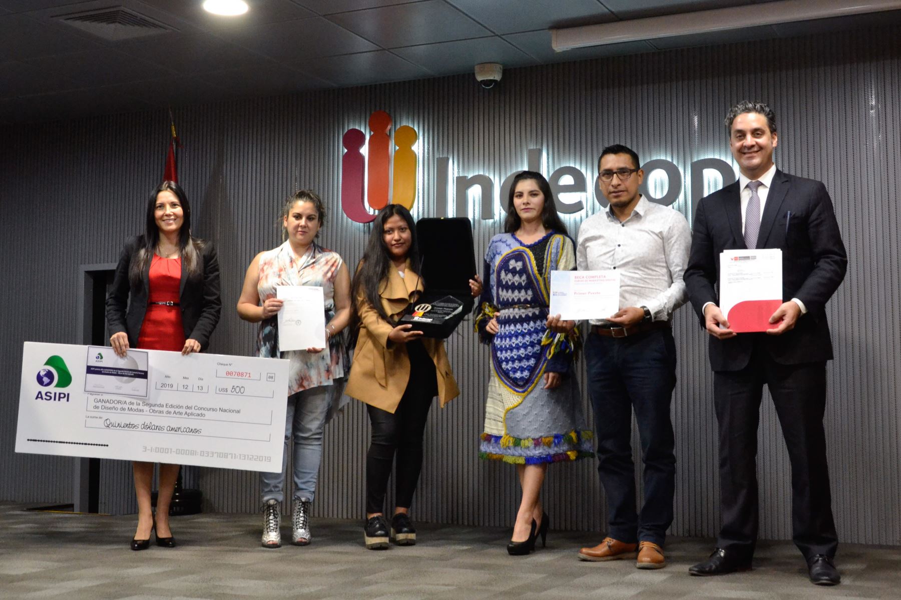 Artistas de la moda de Arequipa, Lima y Loreto ganan en concurso nacional de diseñadores de moda que organizó Indecopi. ANDINA/Difusión