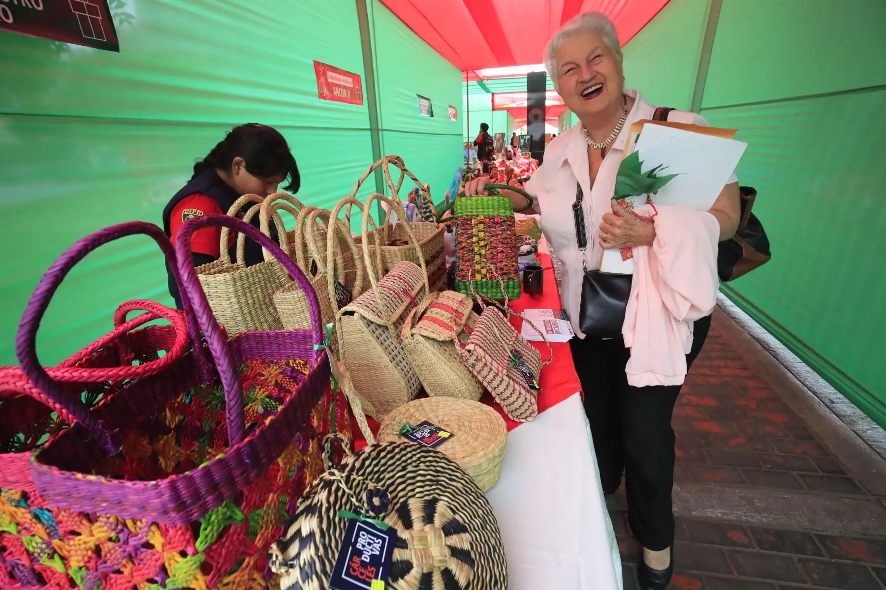 Feria Nacional Navideña 2019 denominada “UN PRODUCTO UN CAMBIO”, en la Plaza de la Democracia organizada por el INPE donde se venden productos elaborados por los internos de todos los penales del Perú.

Foto: ANDINA / Juan Carlos Guzmán Negrini