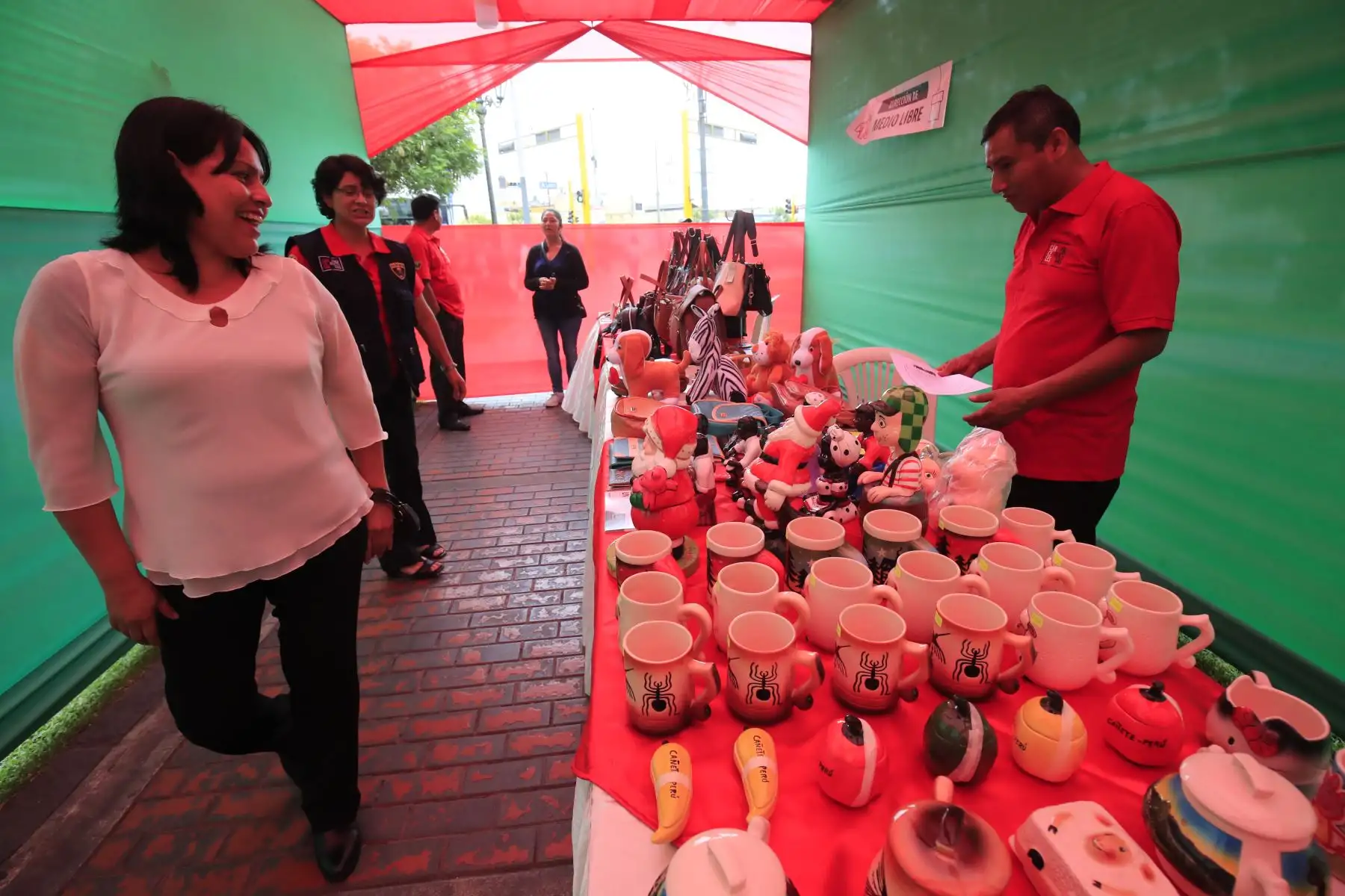 Feria Nacional Navideña 2019 denominada “UN PRODUCTO UN CAMBIO”, en la Plaza de la Democracia organizada por el INPE donde se venden productos elaborados por los internos de todos los penales del Perú.

Foto: ANDINA / Juan Carlos Guzmán Negrini