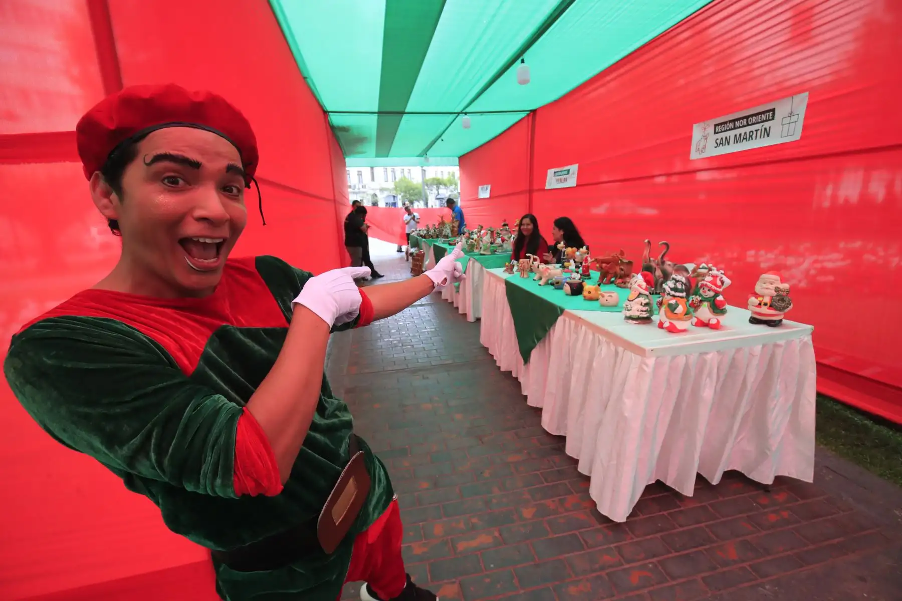 Feria Nacional Navideña 2019 denominada “UN PRODUCTO UN CAMBIO”, en la Plaza de la Democracia organizada por el INPE donde se venden productos elaborados por los internos de todos los penales del Perú.

Foto: ANDINA / Juan Carlos Guzmán Negrini