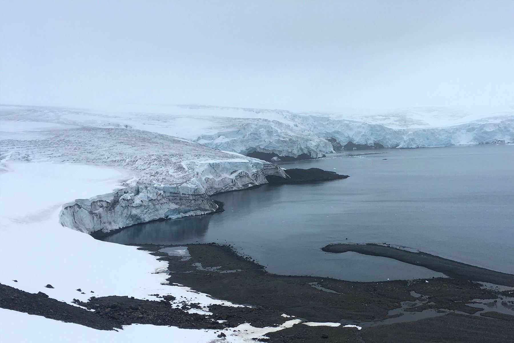Científicos elaboraron un mapa del lecho terrestre que yace bajo el hielo de la Antártida. Foto: AFP