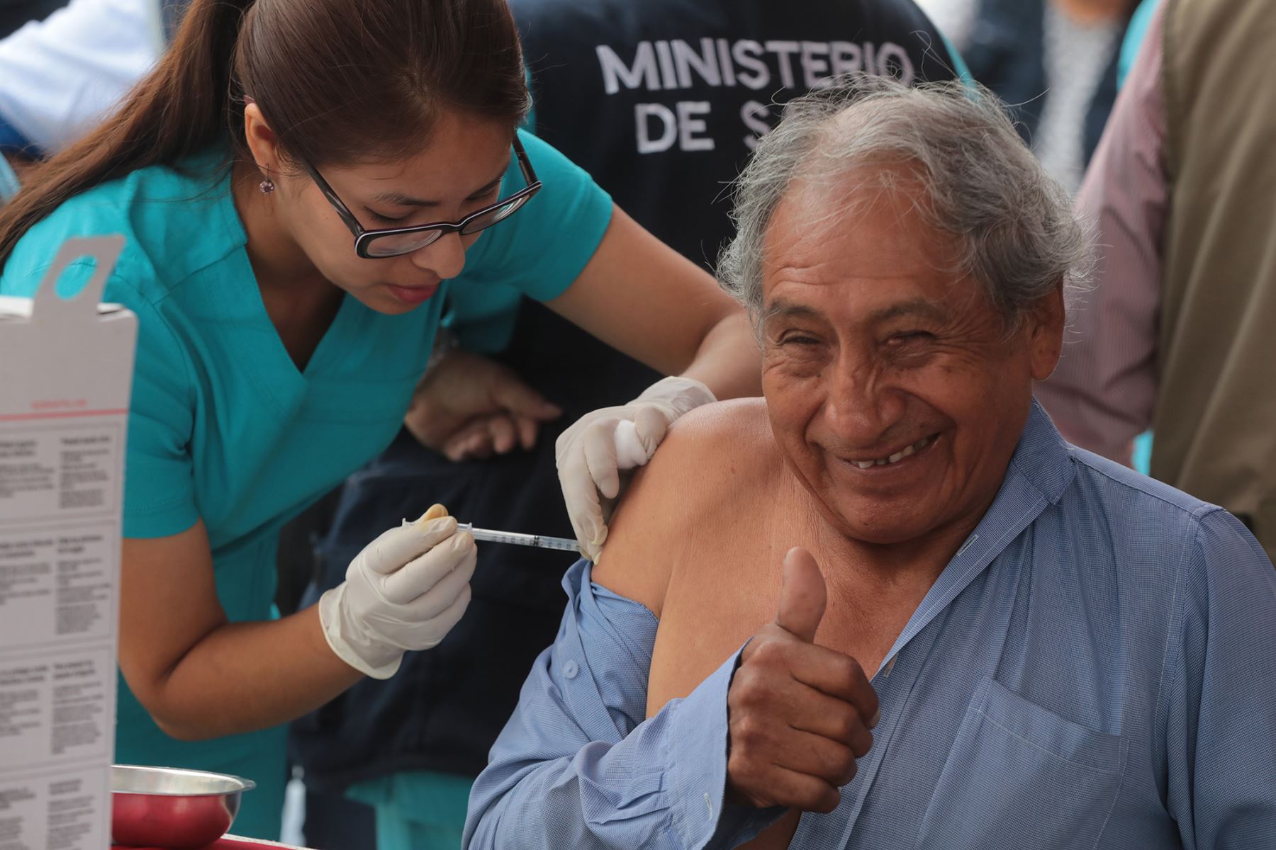 Ministerio de Salud vacuna contra la influenza y el neumococo a 8,000 adultos mayores de Pensión 65.