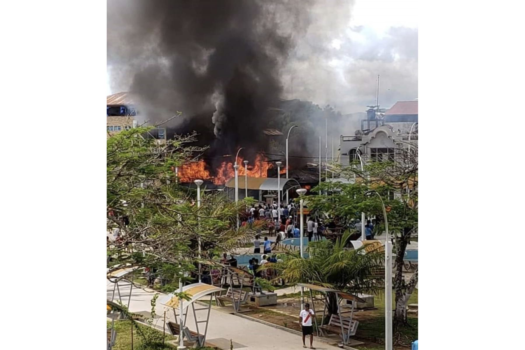 Una turba incendió la comisaría de San Lorenzo, en la provincia de Datem del Marañón, región Loreto, por la muerte de la periodista Sonia Isabel Alvarado Huayunga (28) Foto: Difusión Antonio Rojas