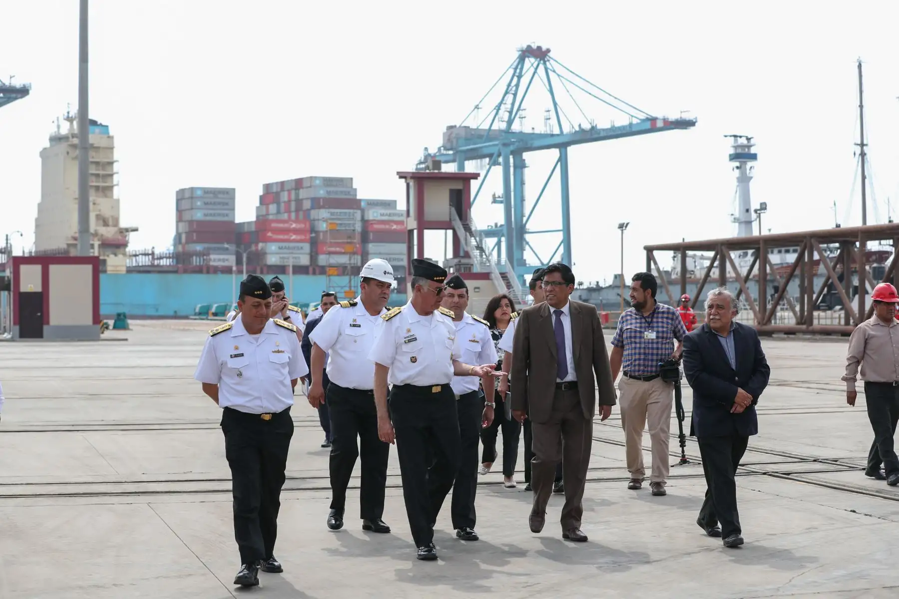 El presidente del Consejo de Ministros, Vicente Zeballos, visitó esta tarde la Base Naval del Callao, donde fue recibido por el Comandante General de la Marina de Guerra del Perú, almirante Fernando Cerdán Ruiz.
Foto: PCM