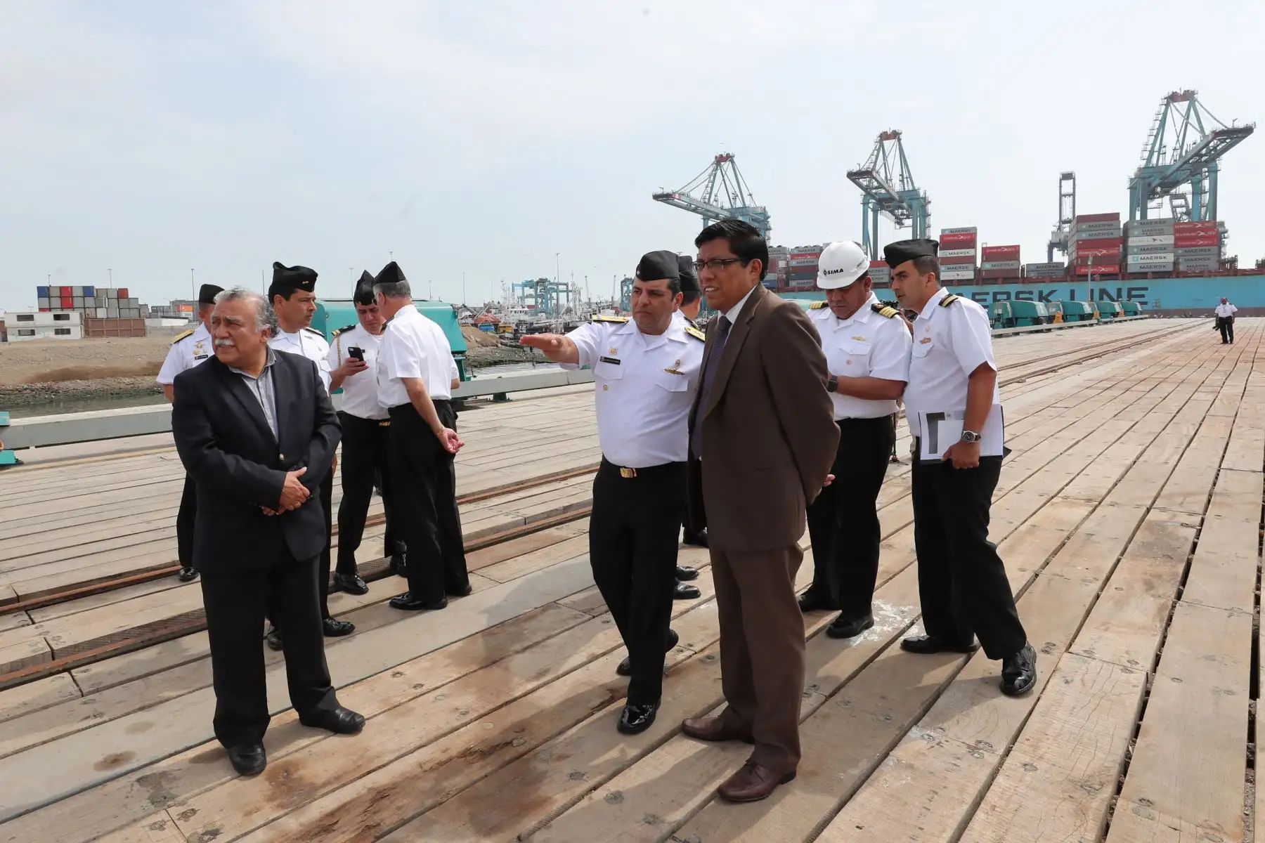 El presidente del Consejo de Ministros, Vicente Zeballos, visitó esta tarde la Base Naval del Callao, donde fue recibido por el Comandante General de la Marina de Guerra del Perú, almirante Fernando Cerdán Ruiz.
Foto: PCM