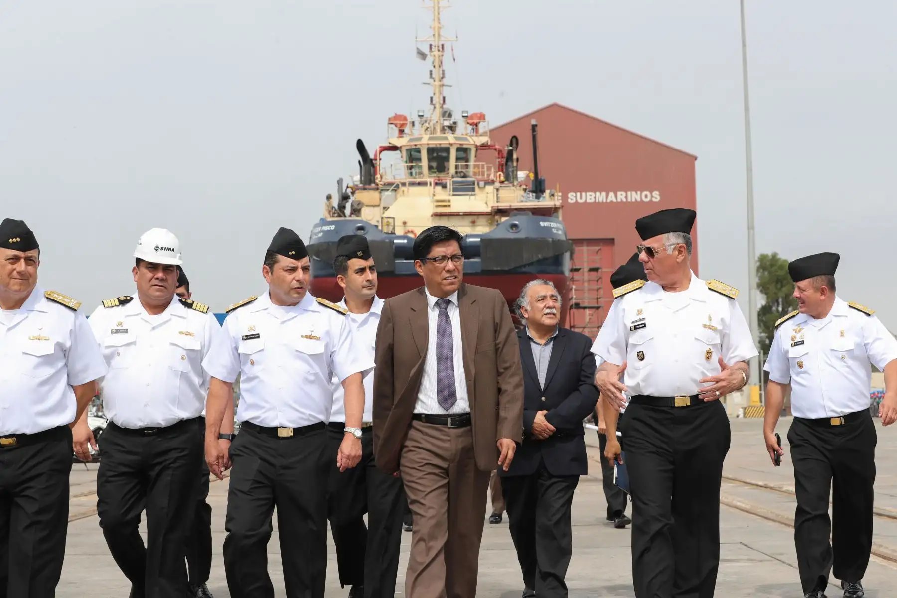 El presidente del Consejo de Ministros, Vicente Zeballos, visitó esta tarde la Base Naval del Callao, donde fue recibido por el Comandante General de la Marina de Guerra del Perú, almirante Fernando Cerdán Ruiz.
Foto: PCM