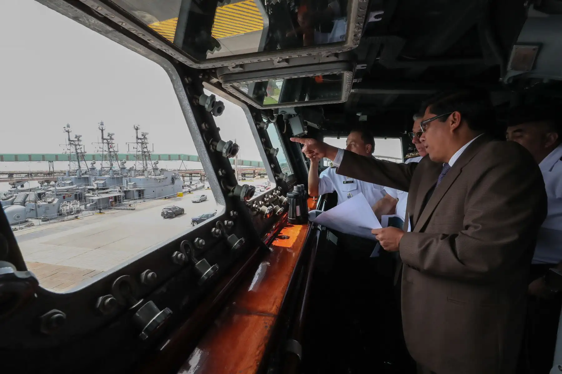 El presidente del Consejo de Ministros, Vicente Zeballos, visitó esta tarde la Base Naval del Callao, donde fue recibido por el Comandante General de la Marina de Guerra del Perú, almirante Fernando Cerdán Ruiz.
Foto: PCM