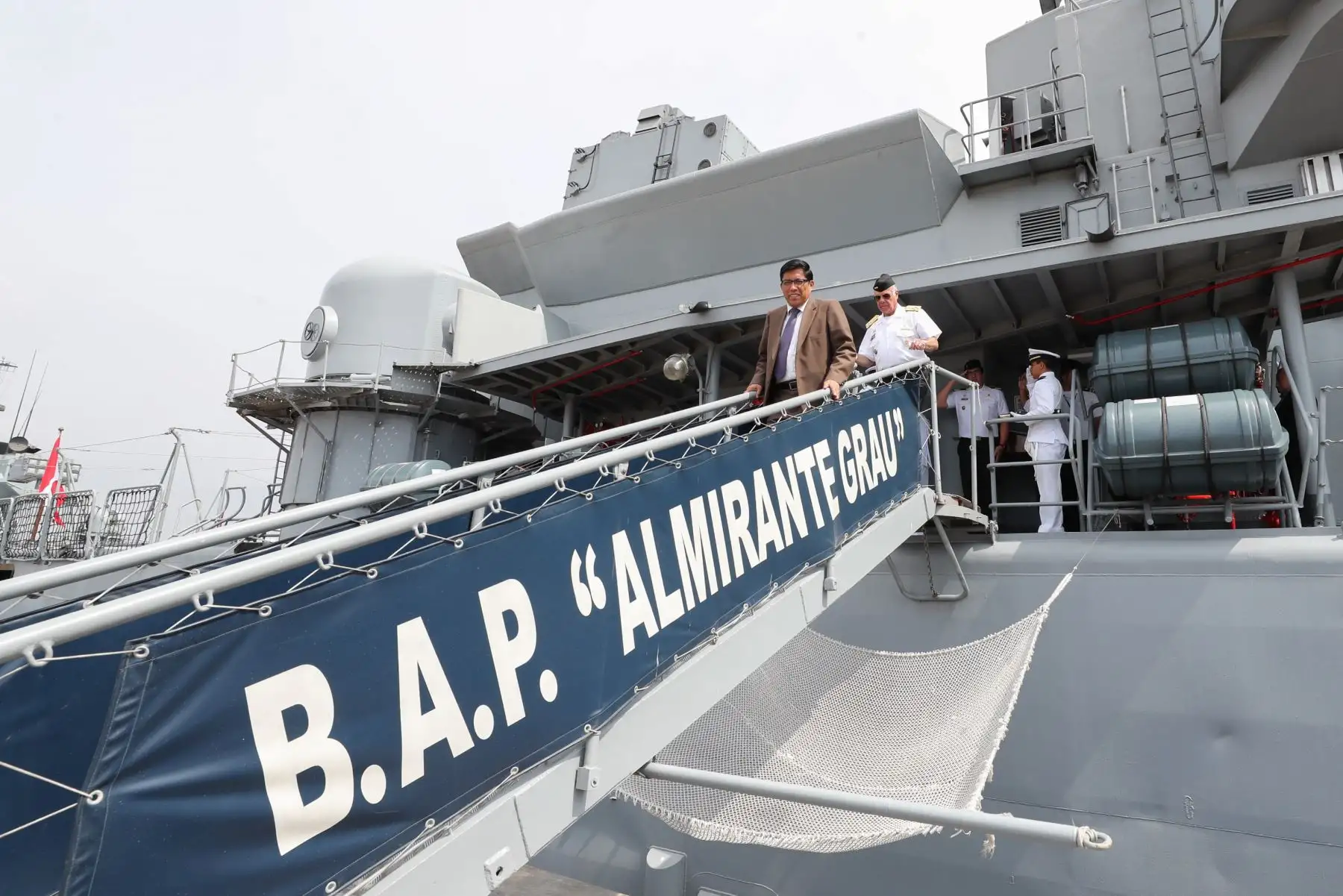 El presidente del Consejo de Ministros, Vicente Zeballos, visitó esta tarde la Base Naval del Callao, donde fue recibido por el Comandante General de la Marina de Guerra del Perú, almirante Fernando Cerdán Ruiz.
Foto: PCM