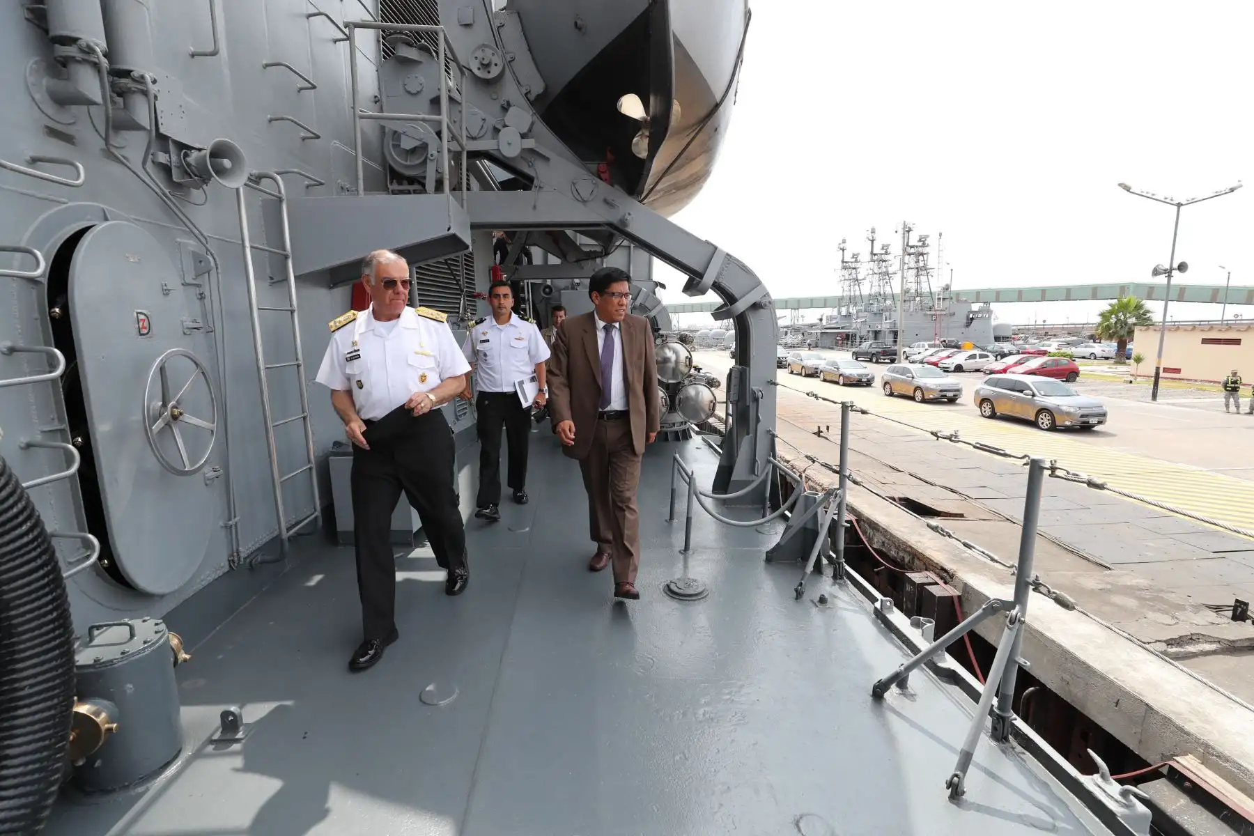 El presidente del Consejo de Ministros, Vicente Zeballos, visitó esta tarde la Base Naval del Callao, donde fue recibido por el Comandante General de la Marina de Guerra del Perú, almirante Fernando Cerdán Ruiz.
Foto: PCM