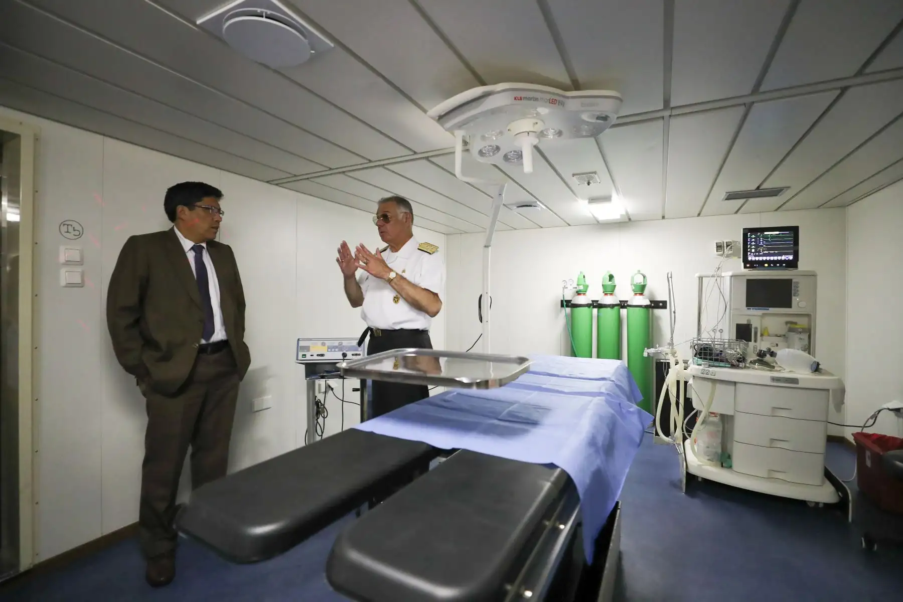 El presidente del Consejo de Ministros, Vicente Zeballos, visitó esta tarde la Base Naval del Callao, donde fue recibido por el Comandante General de la Marina de Guerra del Perú, almirante Fernando Cerdán Ruiz.
Foto: PCM